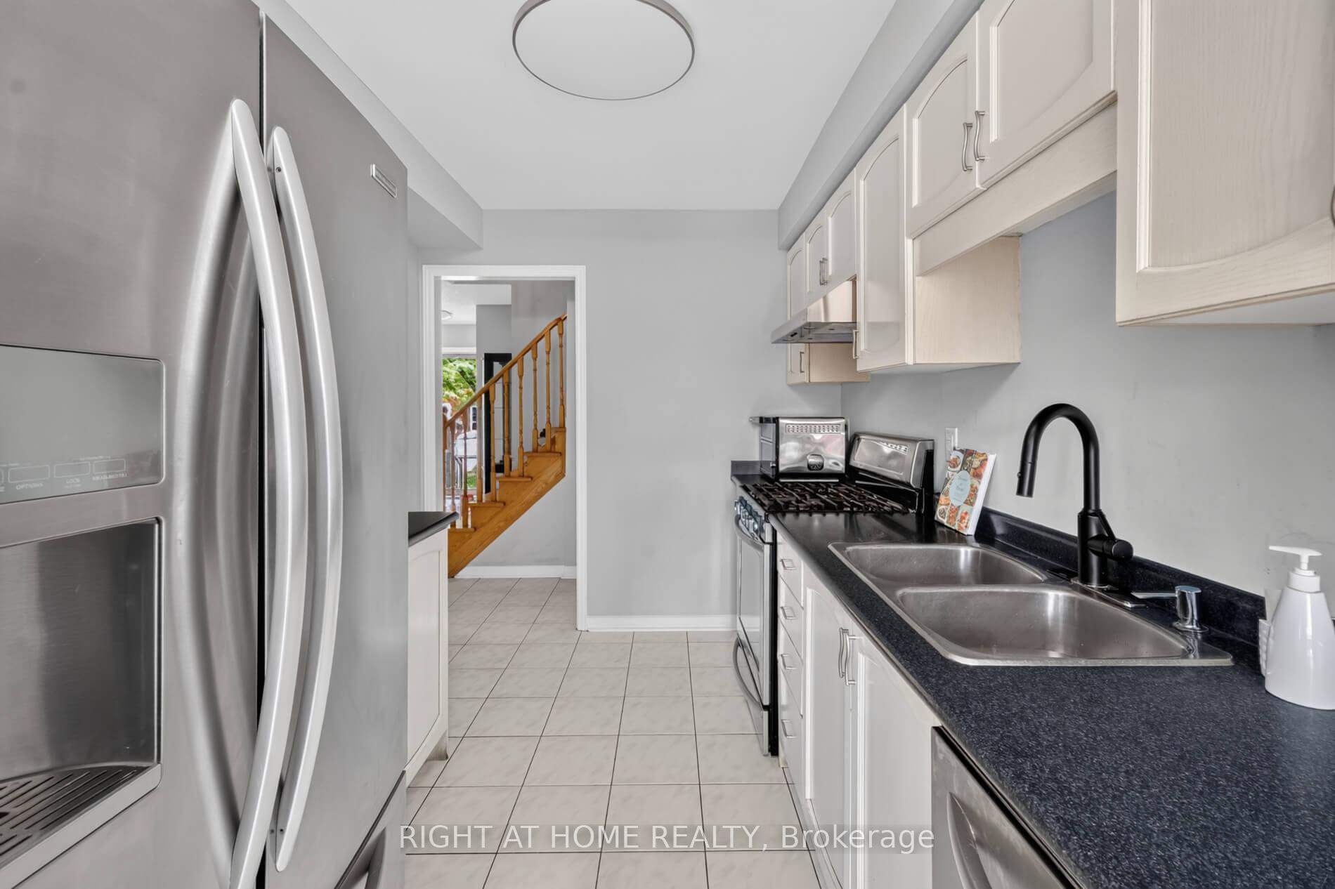 Photo 16 of 10 Lento Court, Vaughan, East Woodbridge — HOMEH