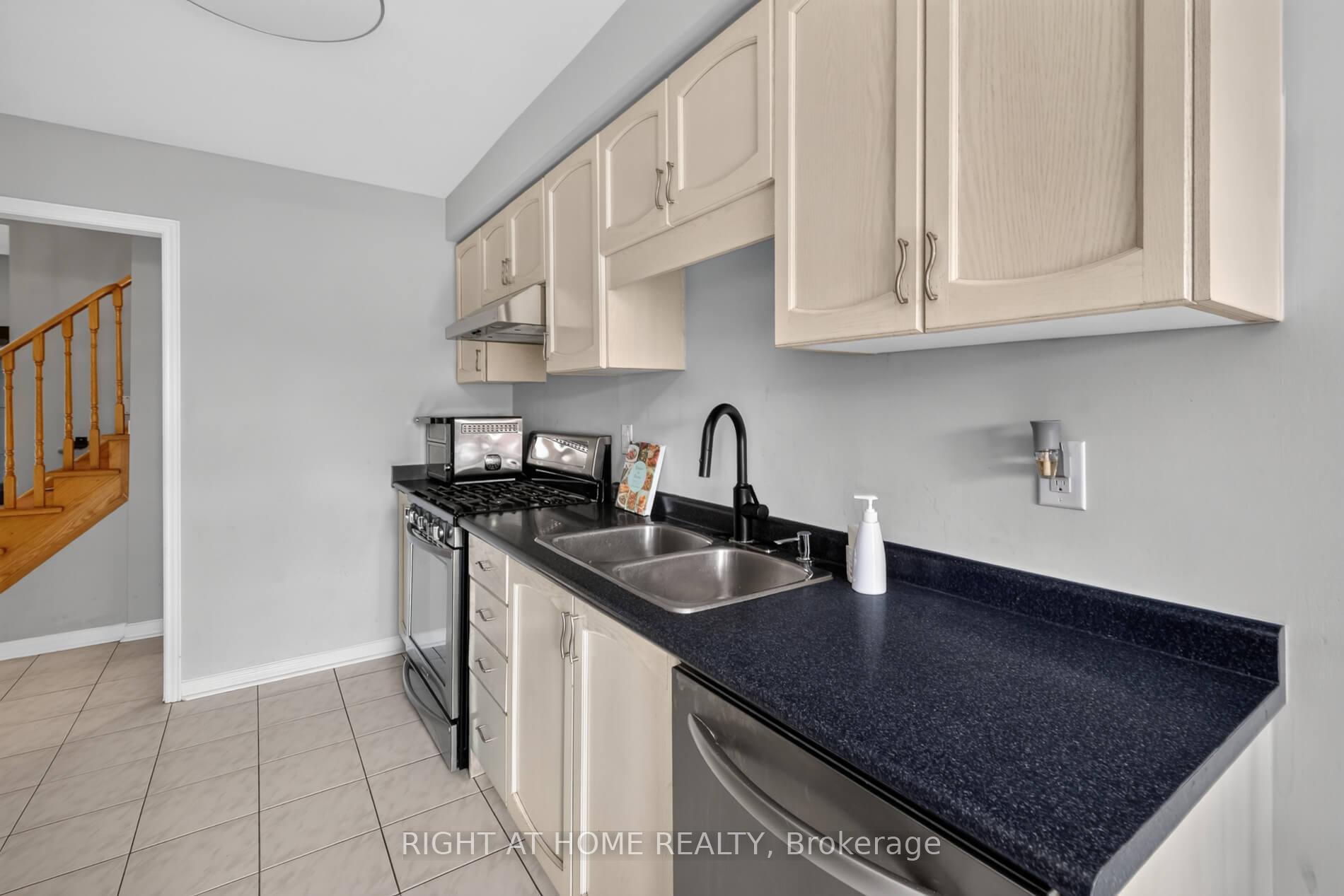 Photo 18 of 10 Lento Court, Vaughan, East Woodbridge — HOMEH