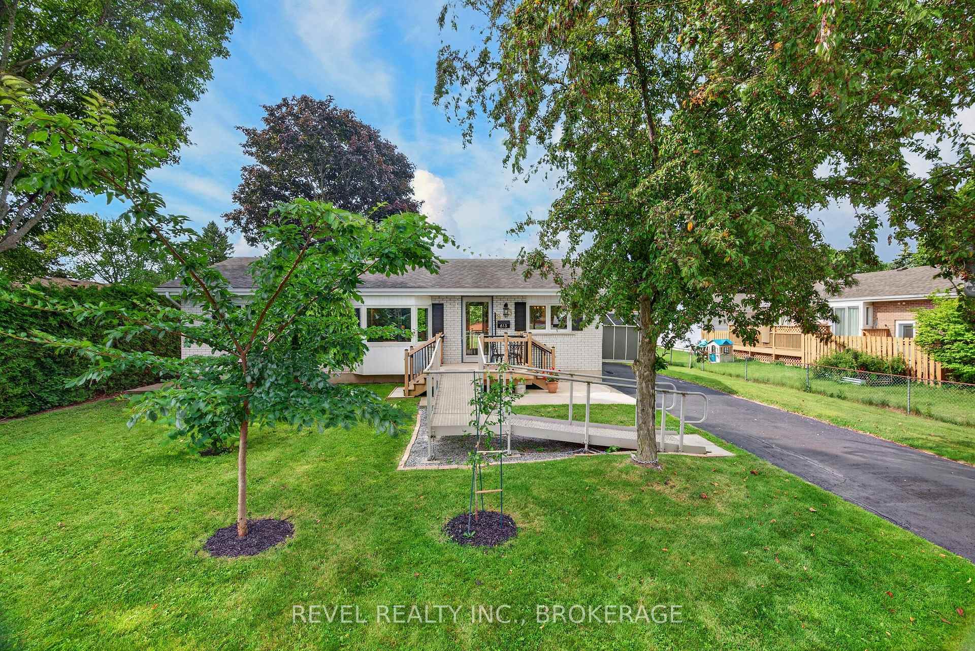 Photo 1 of 813 Camberley Crescent, Kingston, City SouthWest — HOMEH