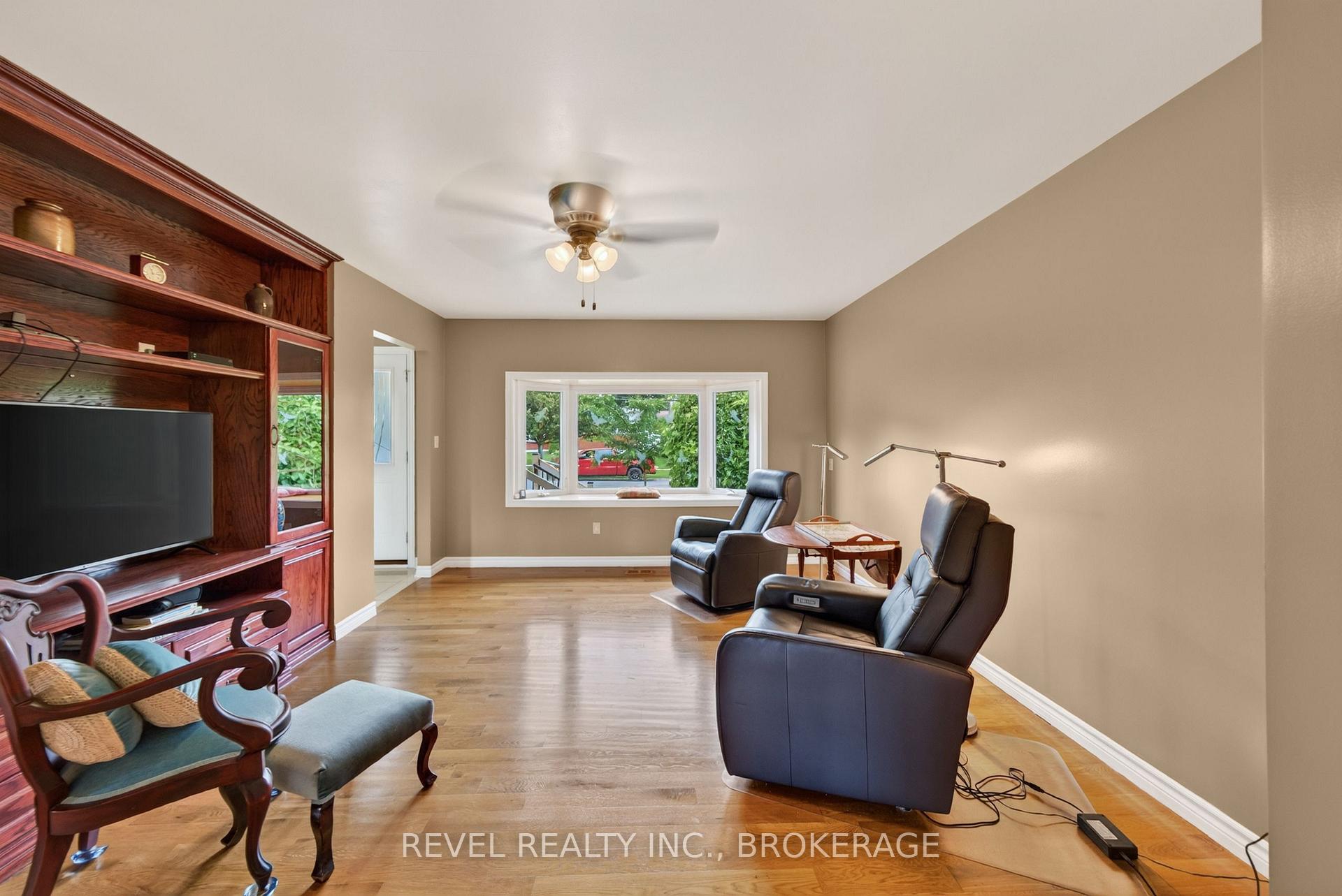 Photo 9 of 813 Camberley Crescent, Kingston, City SouthWest — HOMEH