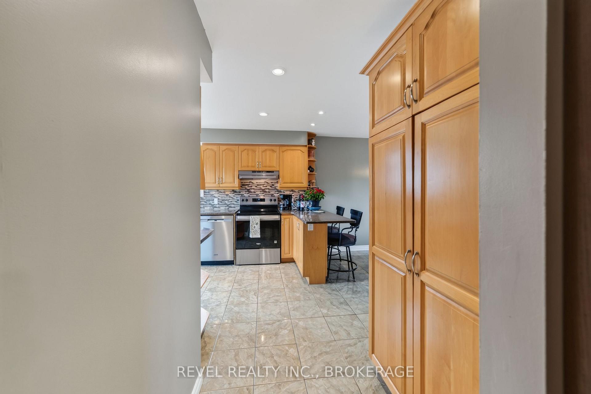 Photo 12 of 813 Camberley Crescent, Kingston, City SouthWest — HOMEH