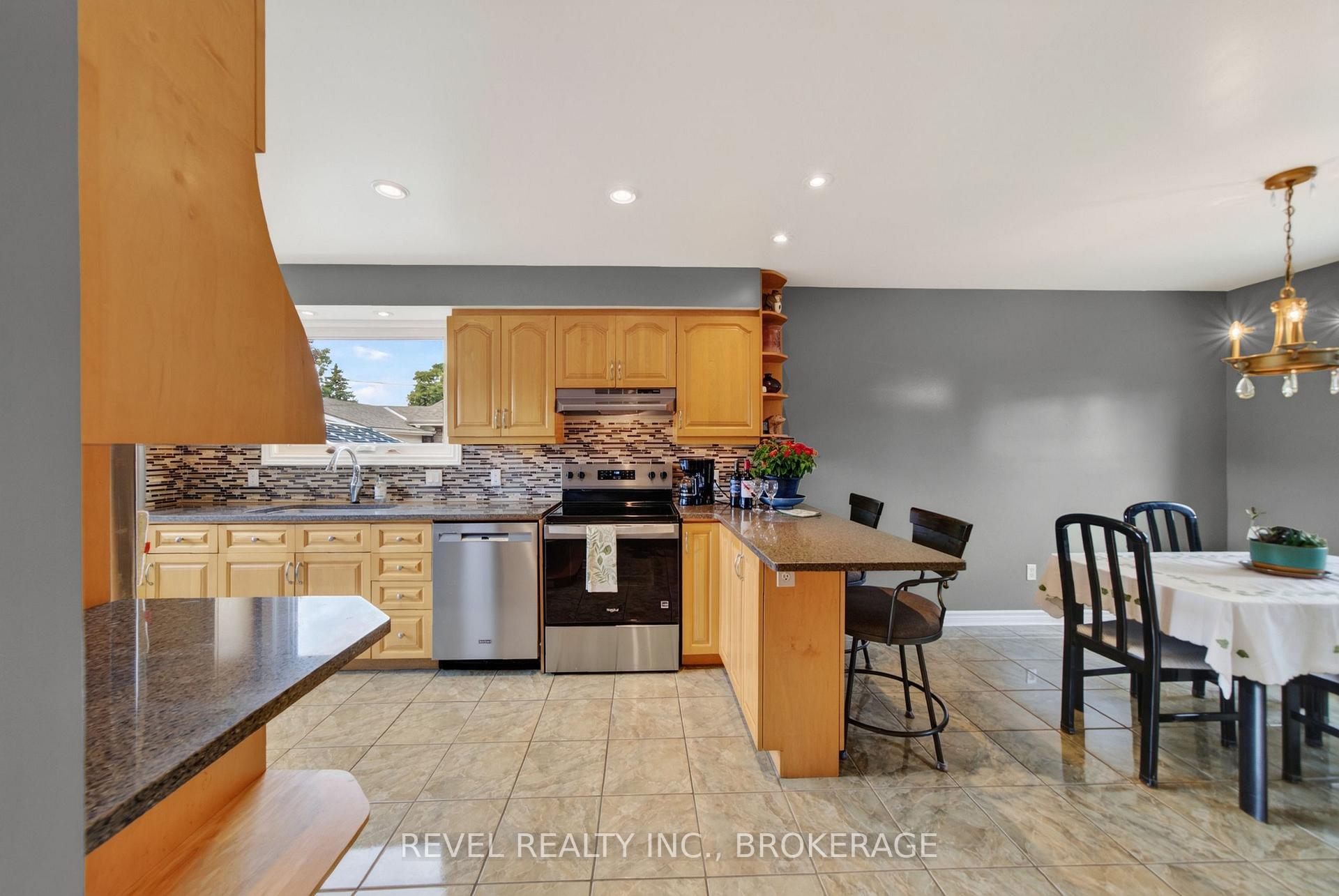 Photo 13 of 813 Camberley Crescent, Kingston, City SouthWest — HOMEH