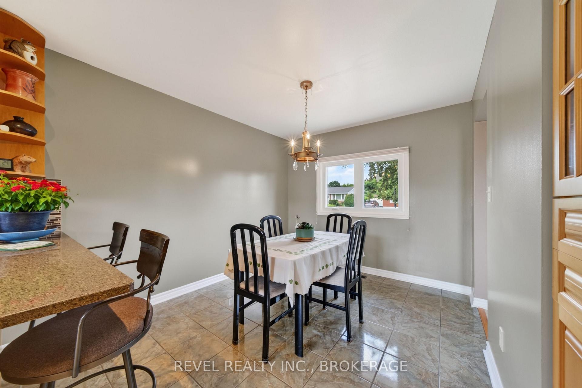 Photo 14 of 813 Camberley Crescent, Kingston, City SouthWest — HOMEH