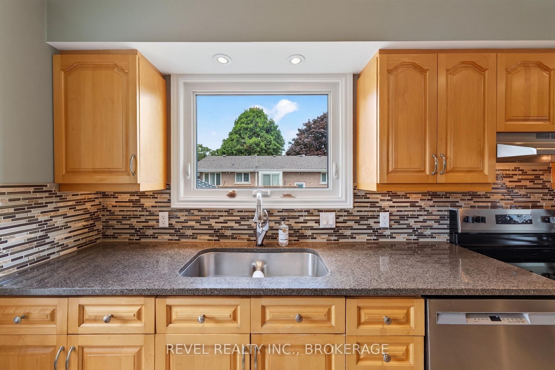 Photo 18 of 813 Camberley Crescent, Kingston, City SouthWest — HOMEH