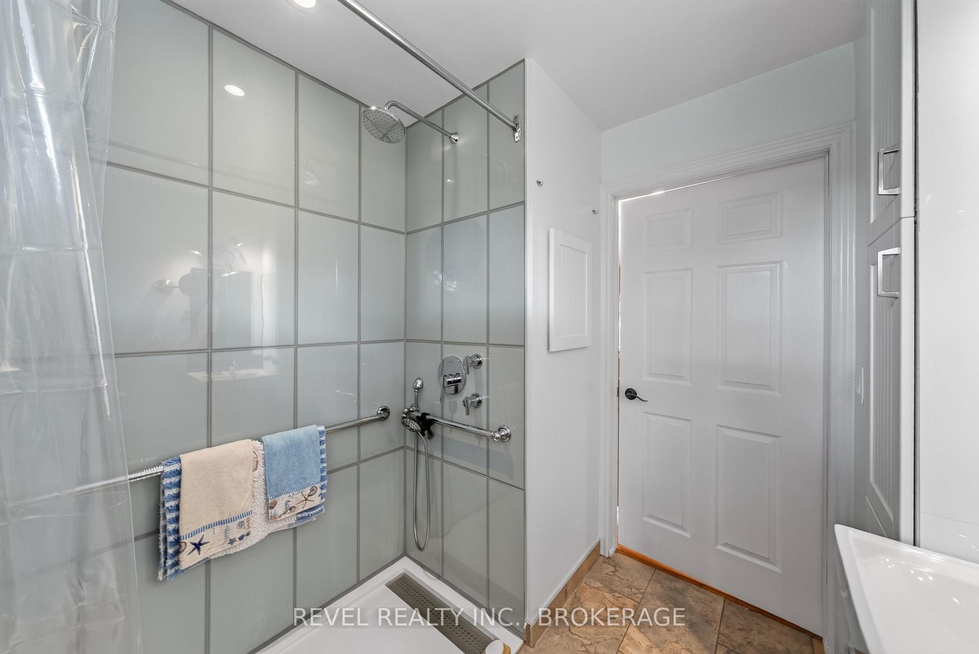 Photo 25 of 813 Camberley Crescent, Kingston, City SouthWest — HOMEH