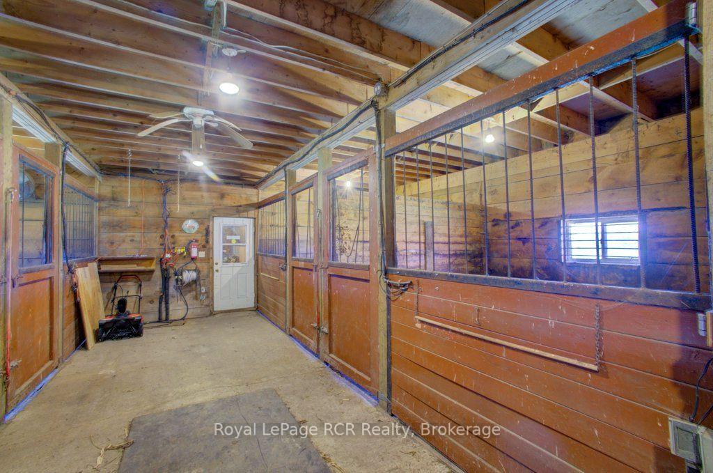 Photo 32 of 7195 Sixteenth Line, Mapleton, Rural Mapleton — HOMEH