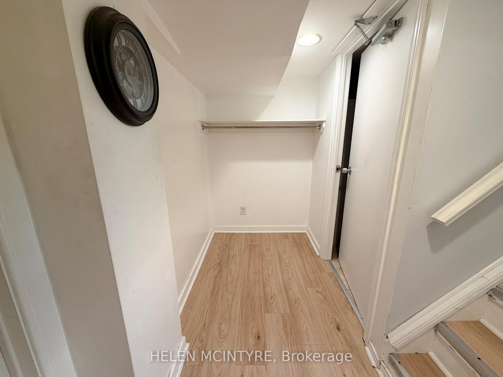Photo 2 of 34 Dunning Crescent, Etobicoke, Alderwood — HOMEH