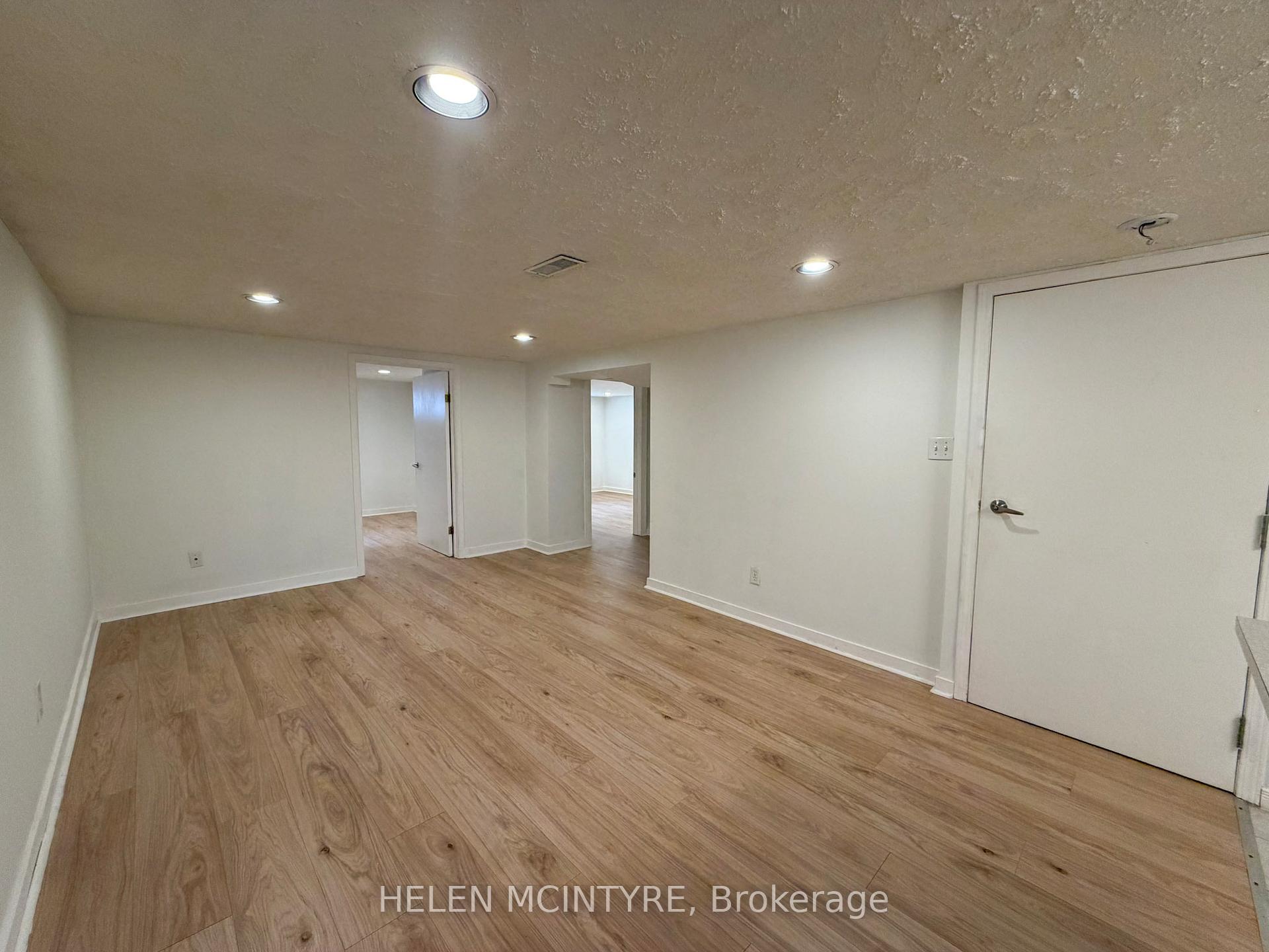 Photo 5 of 34 Dunning Crescent, Etobicoke, Alderwood — HOMEH