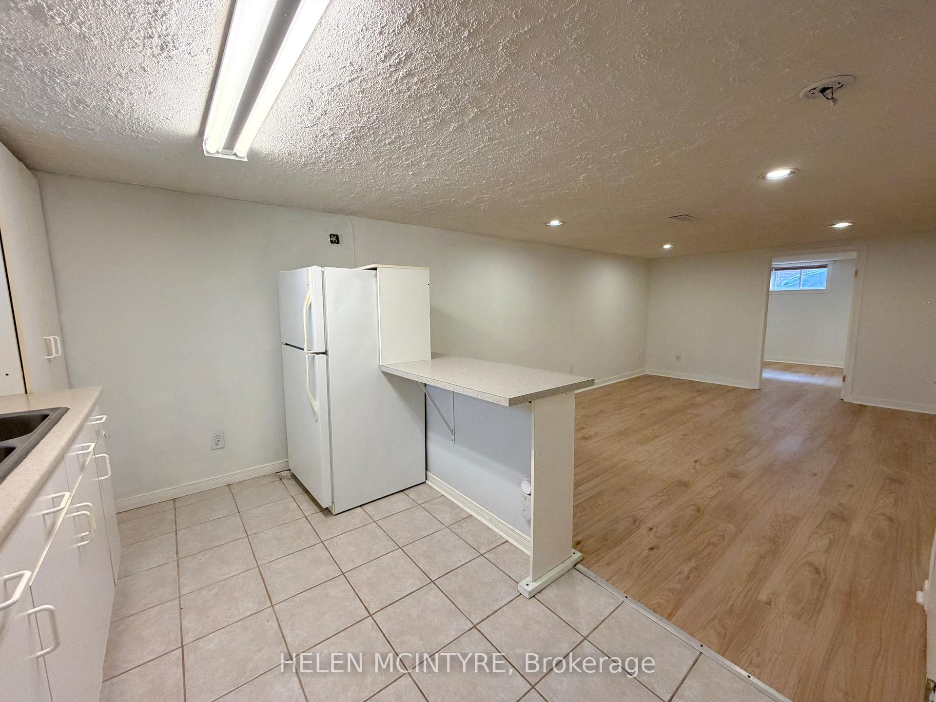 Photo 7 of 34 Dunning Crescent, Etobicoke, Alderwood — HOMEH