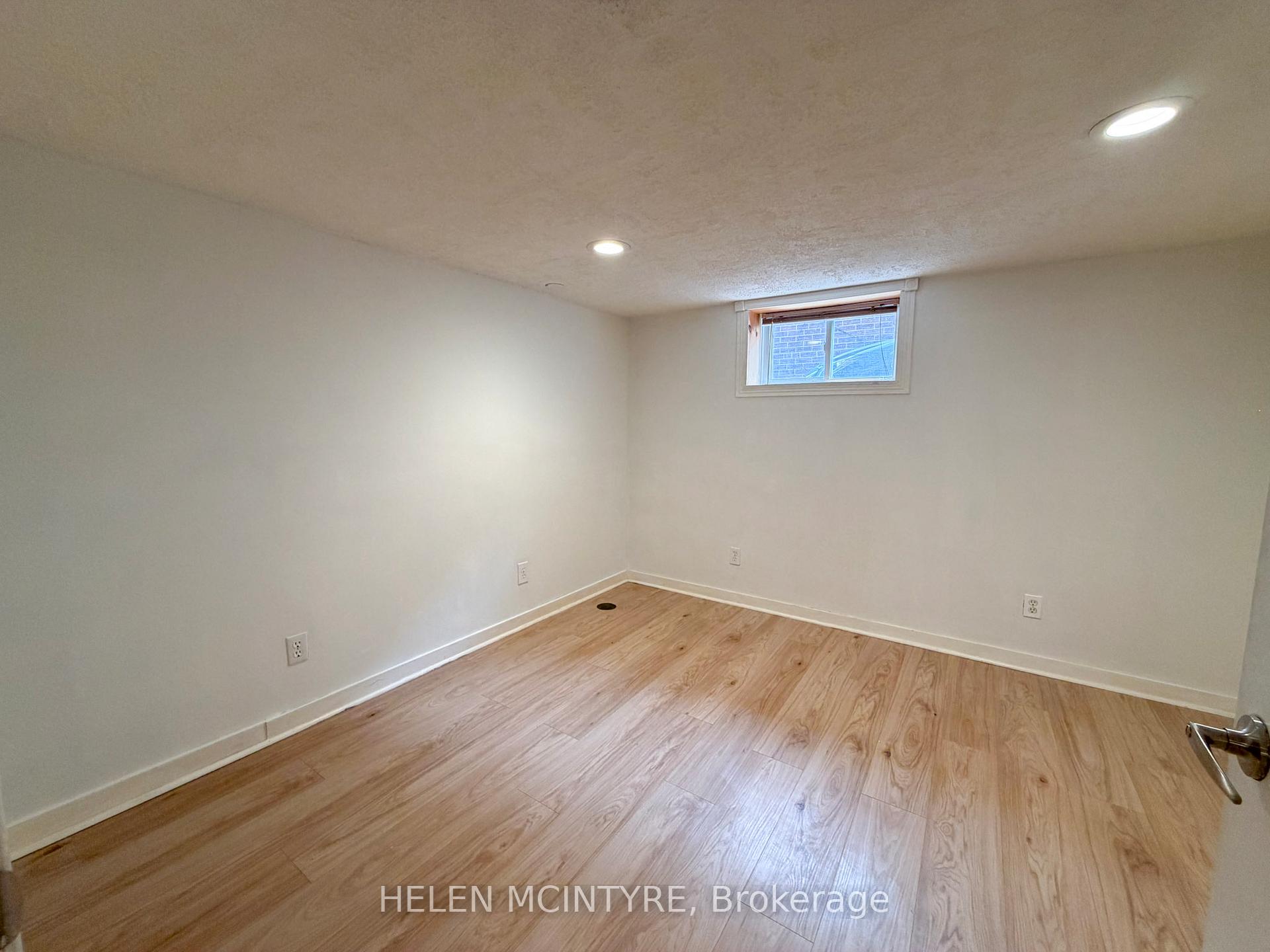 Photo 9 of 34 Dunning Crescent, Etobicoke, Alderwood — HOMEH