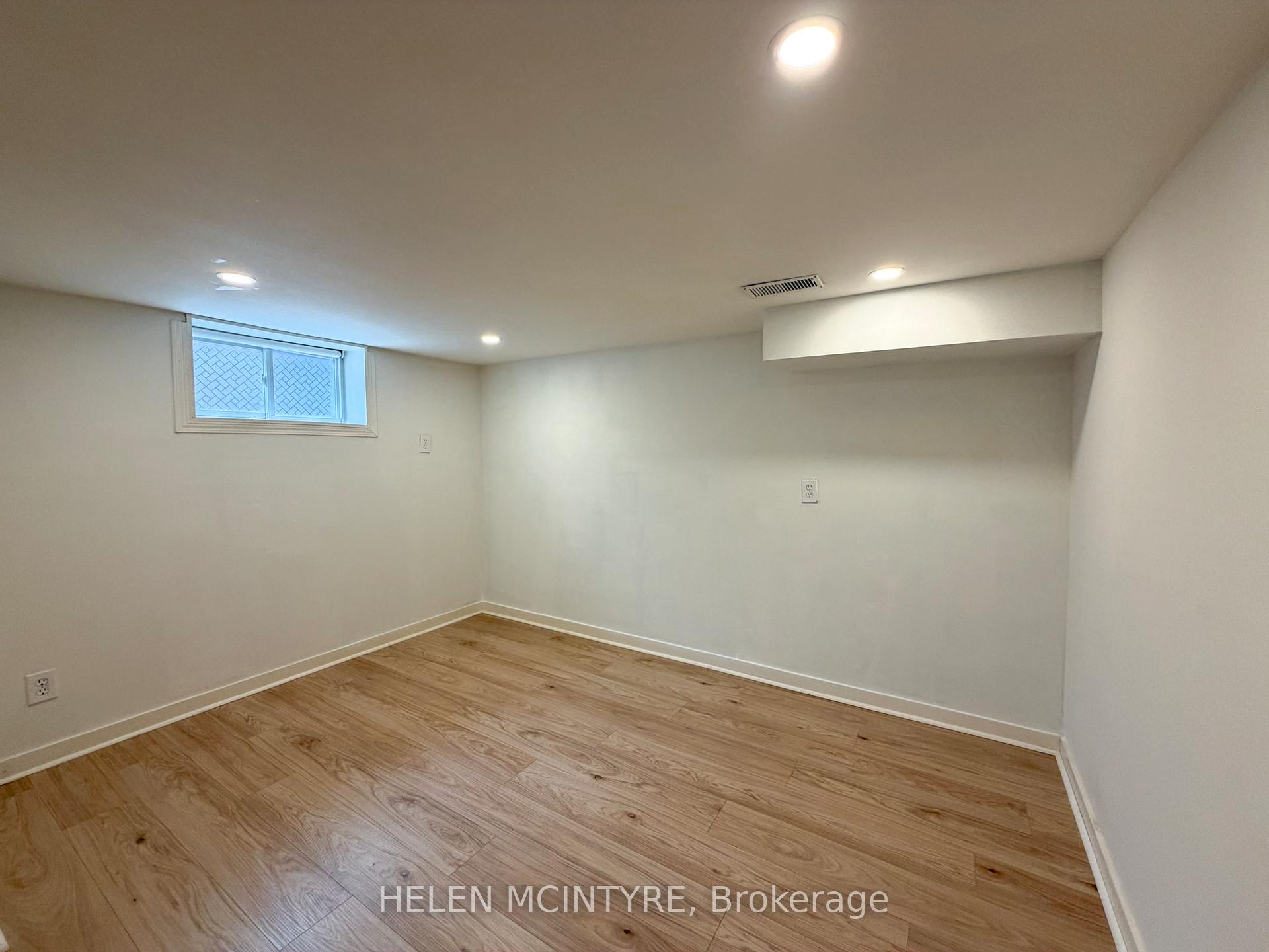 Photo 12 of 34 Dunning Crescent, Etobicoke, Alderwood — HOMEH
