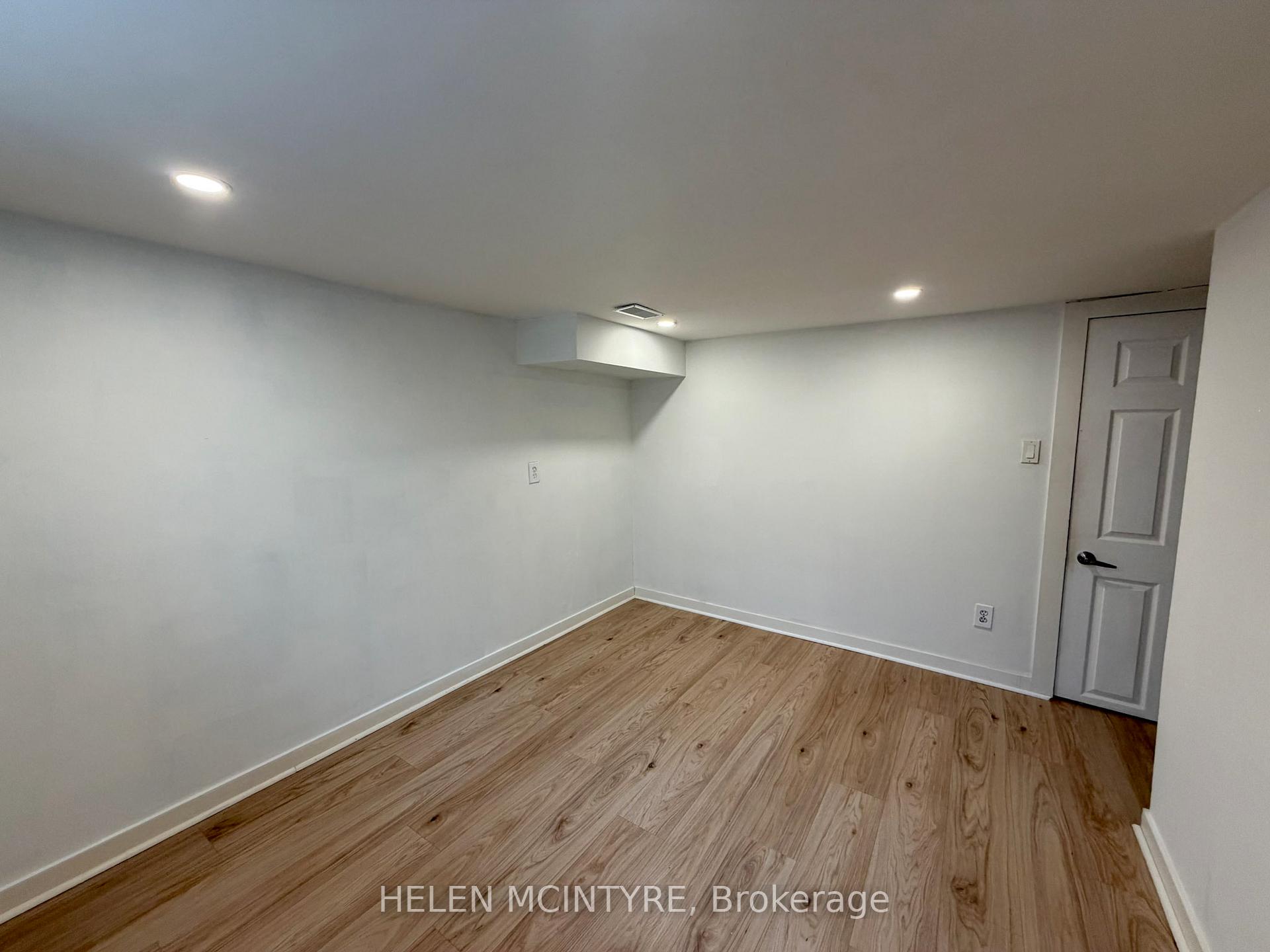 Photo 14 of 34 Dunning Crescent, Etobicoke, Alderwood — HOMEH