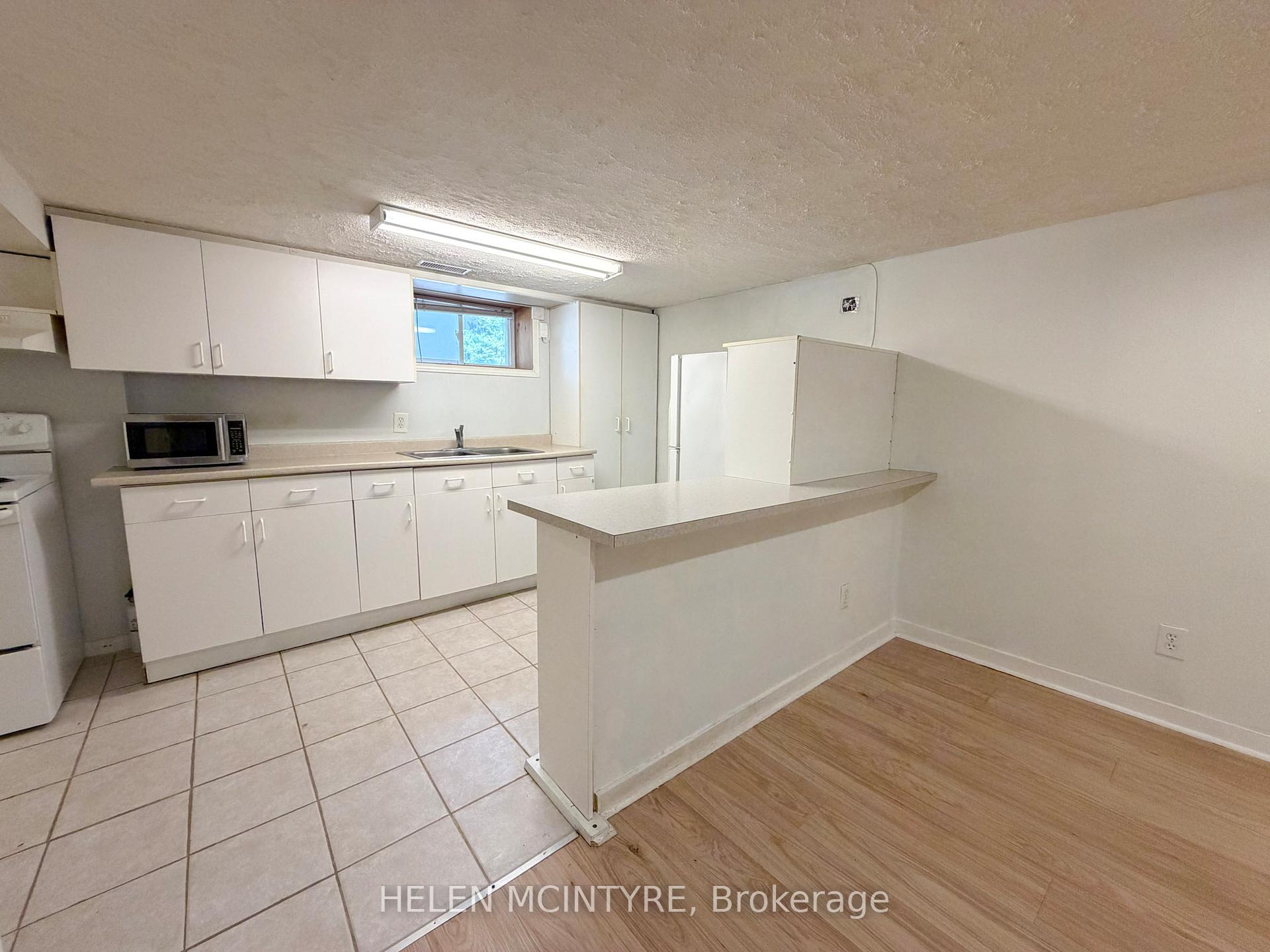 Photo 16 of 34 Dunning Crescent, Etobicoke, Alderwood — HOMEH