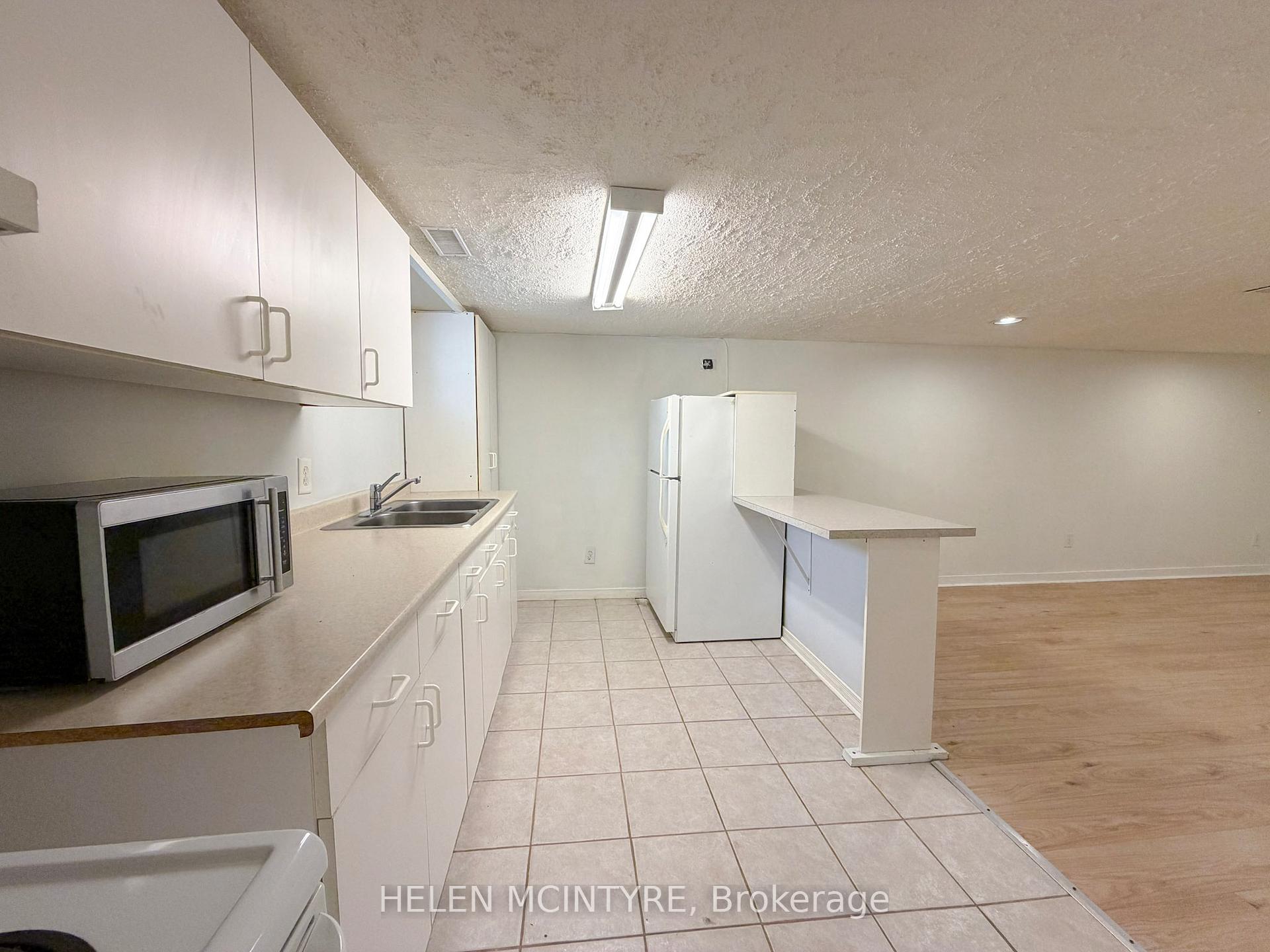 Photo 17 of 34 Dunning Crescent, Etobicoke, Alderwood — HOMEH