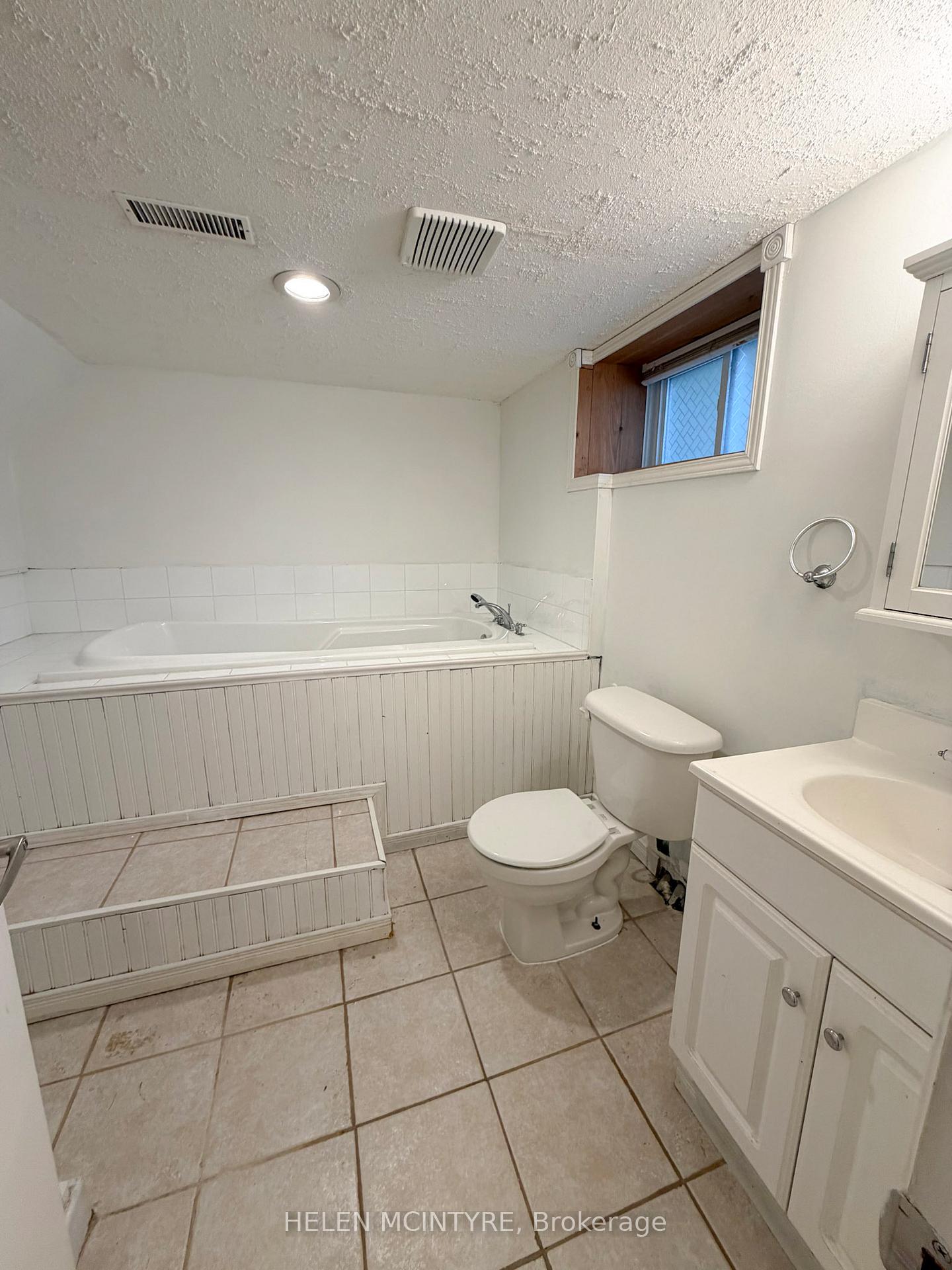 Photo 21 of 34 Dunning Crescent, Etobicoke, Alderwood — HOMEH