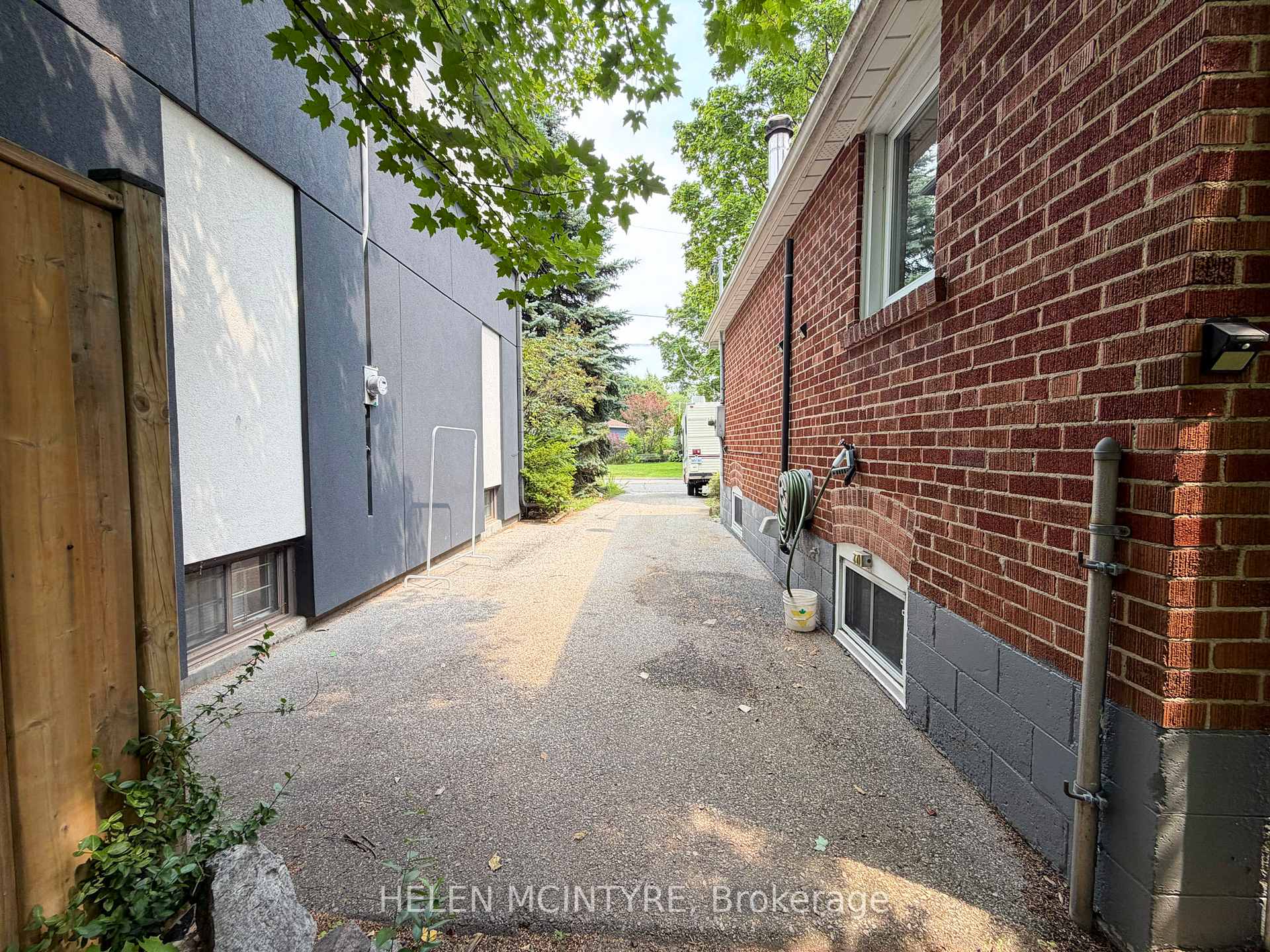 Photo 32 of 34 Dunning Crescent, Etobicoke, Alderwood — HOMEH