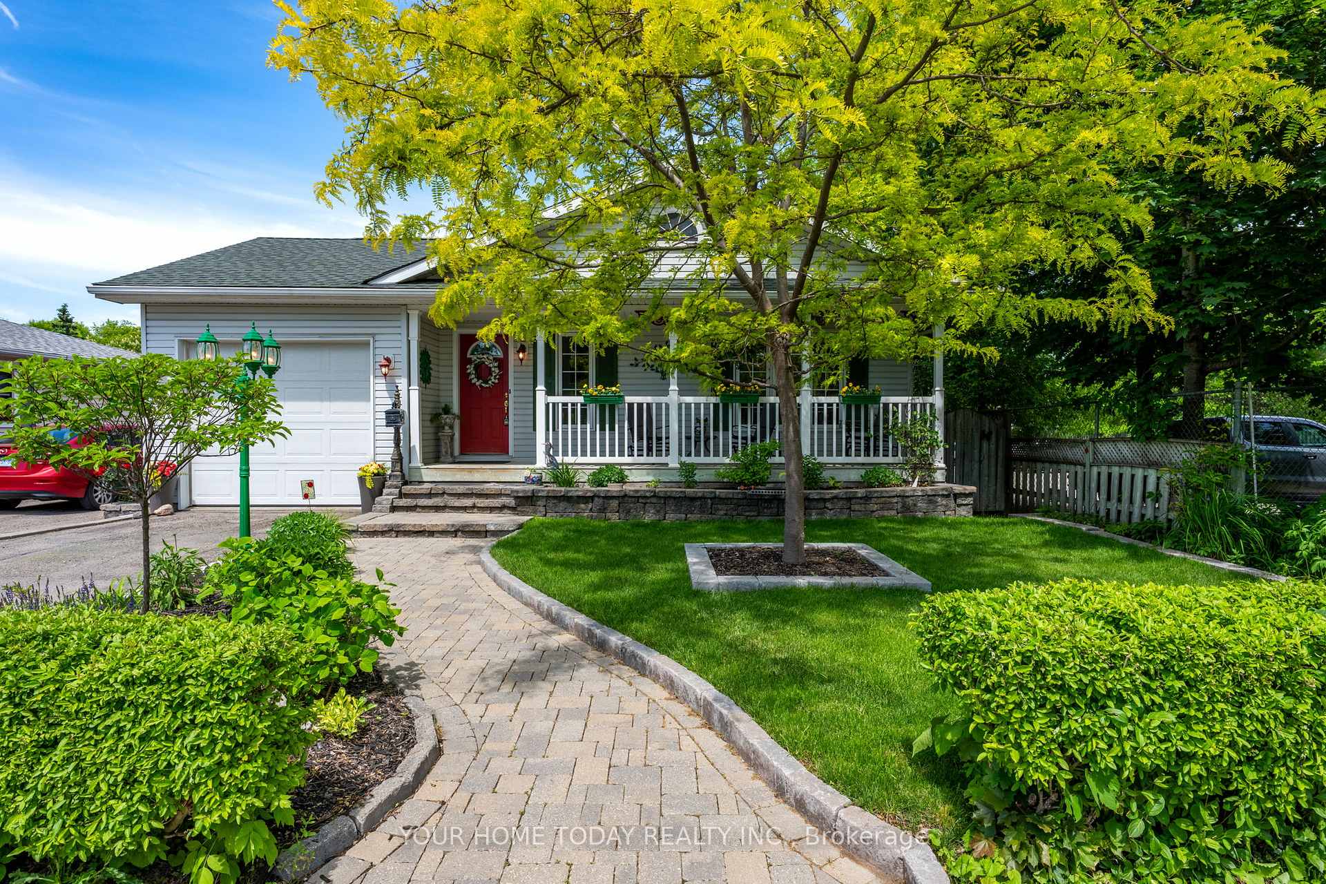 Photo 2 of 16 Normandy Boulevard, Halton Hills, Georgetown — HOMEH
