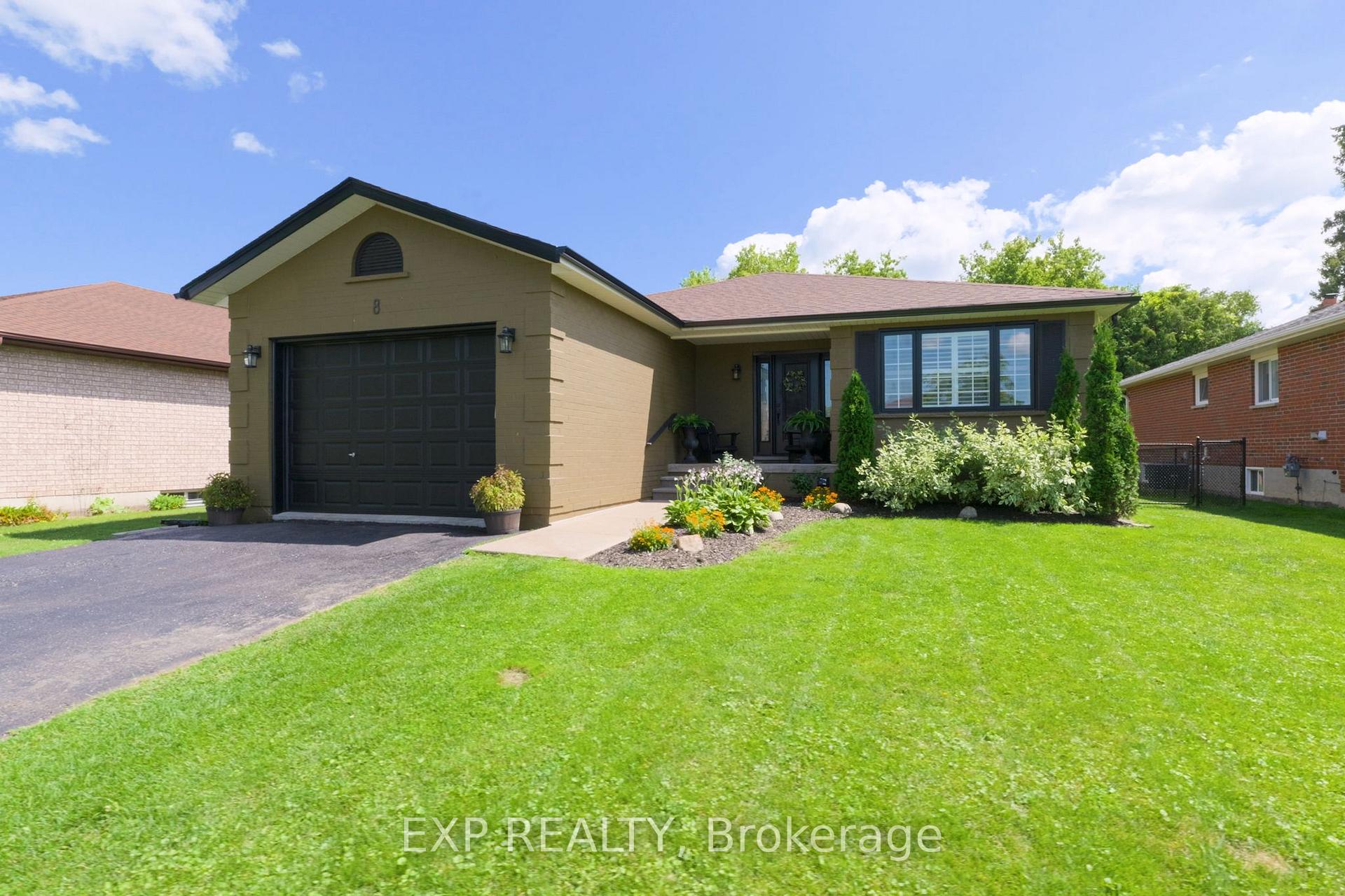 Photo 2 of 8 Low Boulevard, Uxbridge — HOMEH