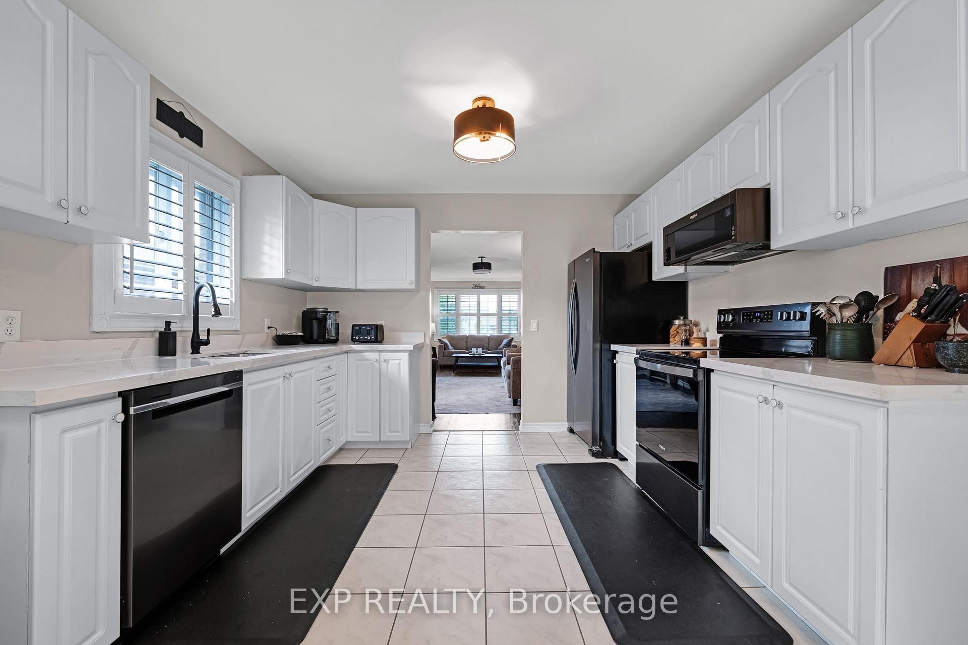 Photo 10 of 8 Low Boulevard, Uxbridge — HOMEH