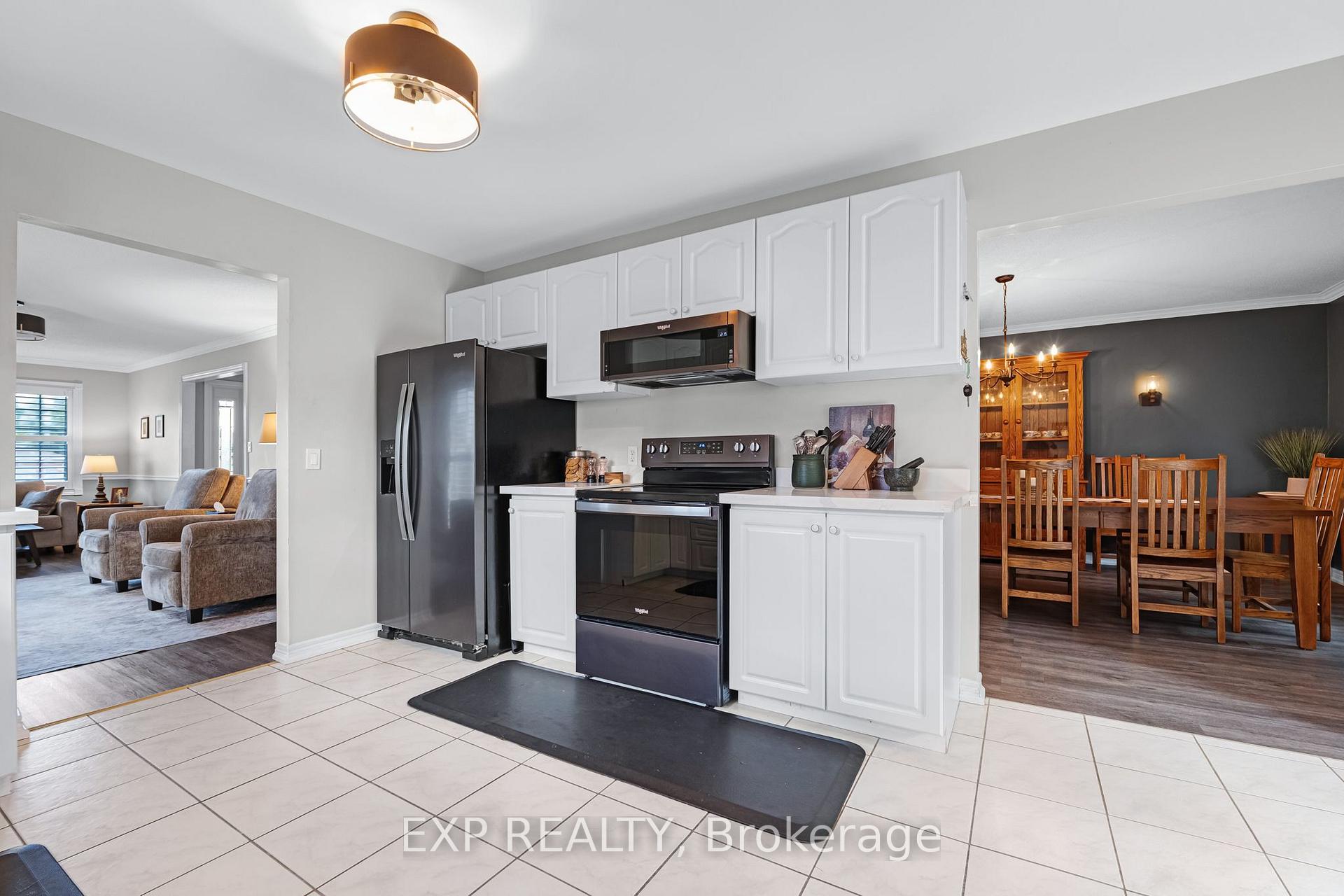 Photo 11 of 8 Low Boulevard, Uxbridge — HOMEH