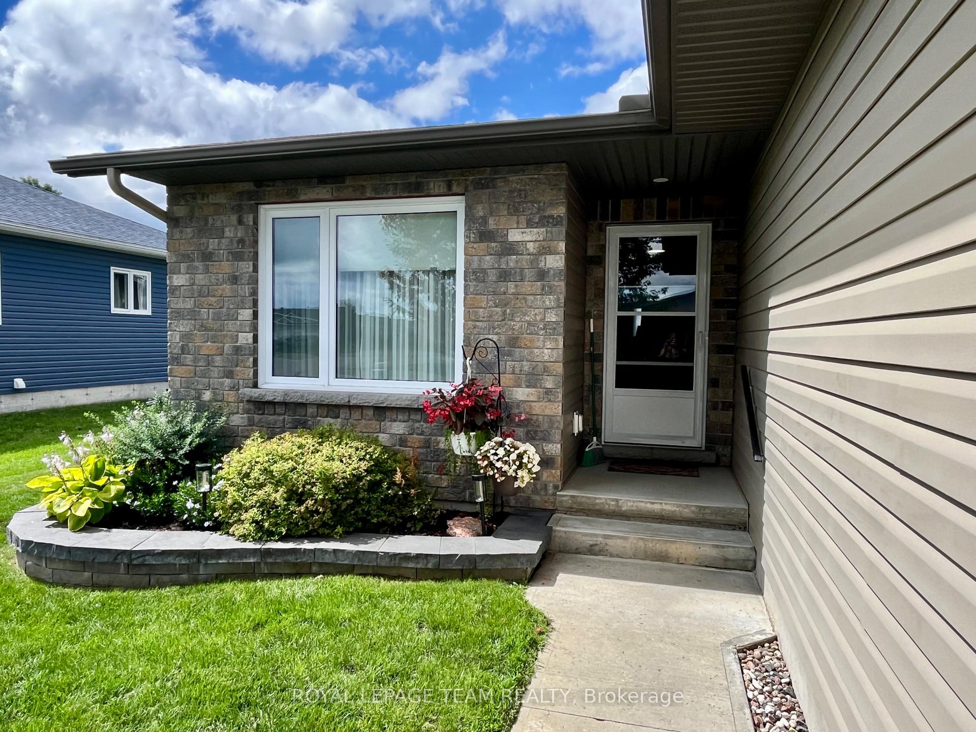 Photo 2 of 14 Otteridge Avenue, Renfrew, Renfrew — HOMEH