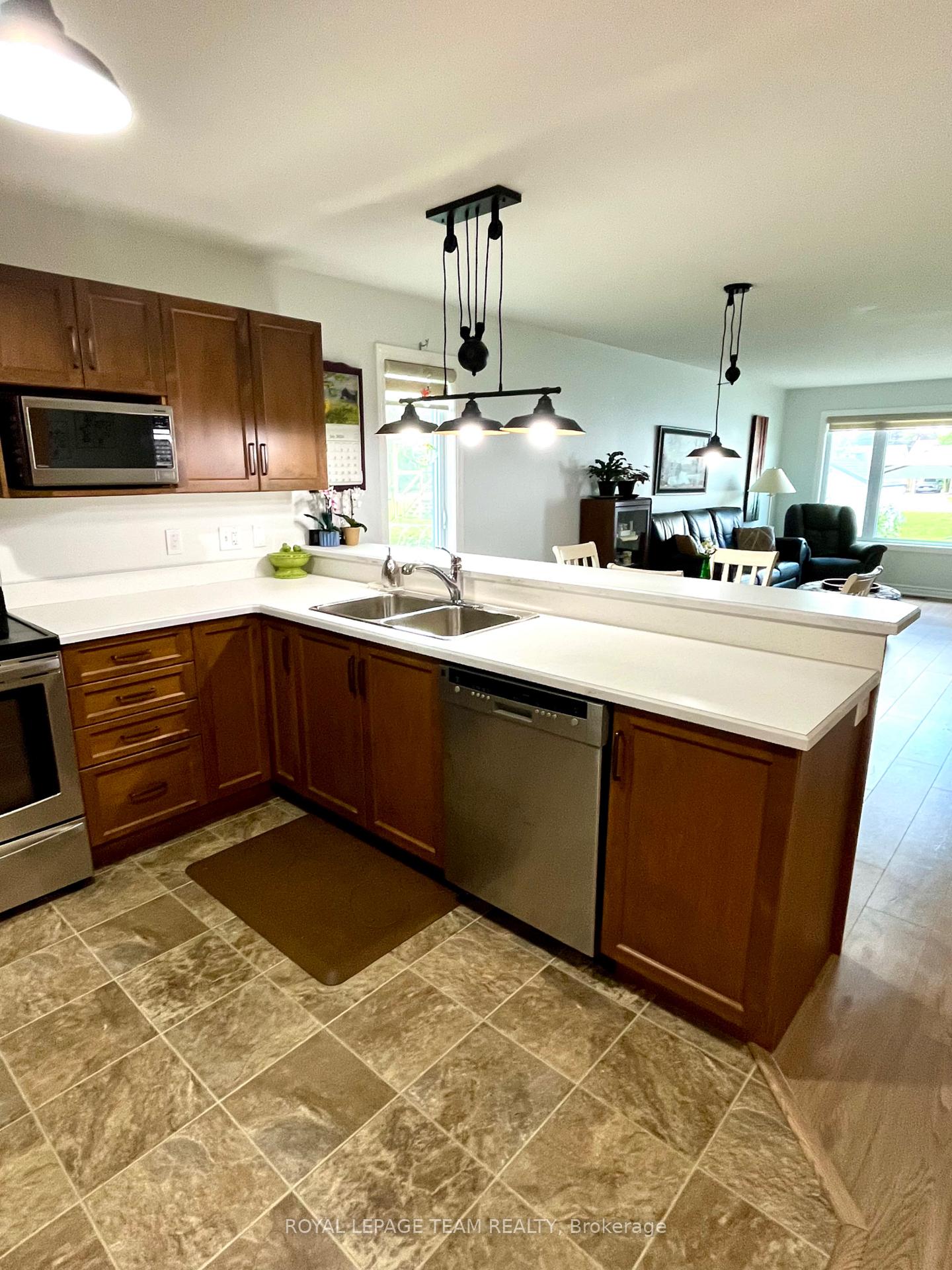 Photo 8 of 14 Otteridge Avenue, Renfrew, Renfrew — HOMEH