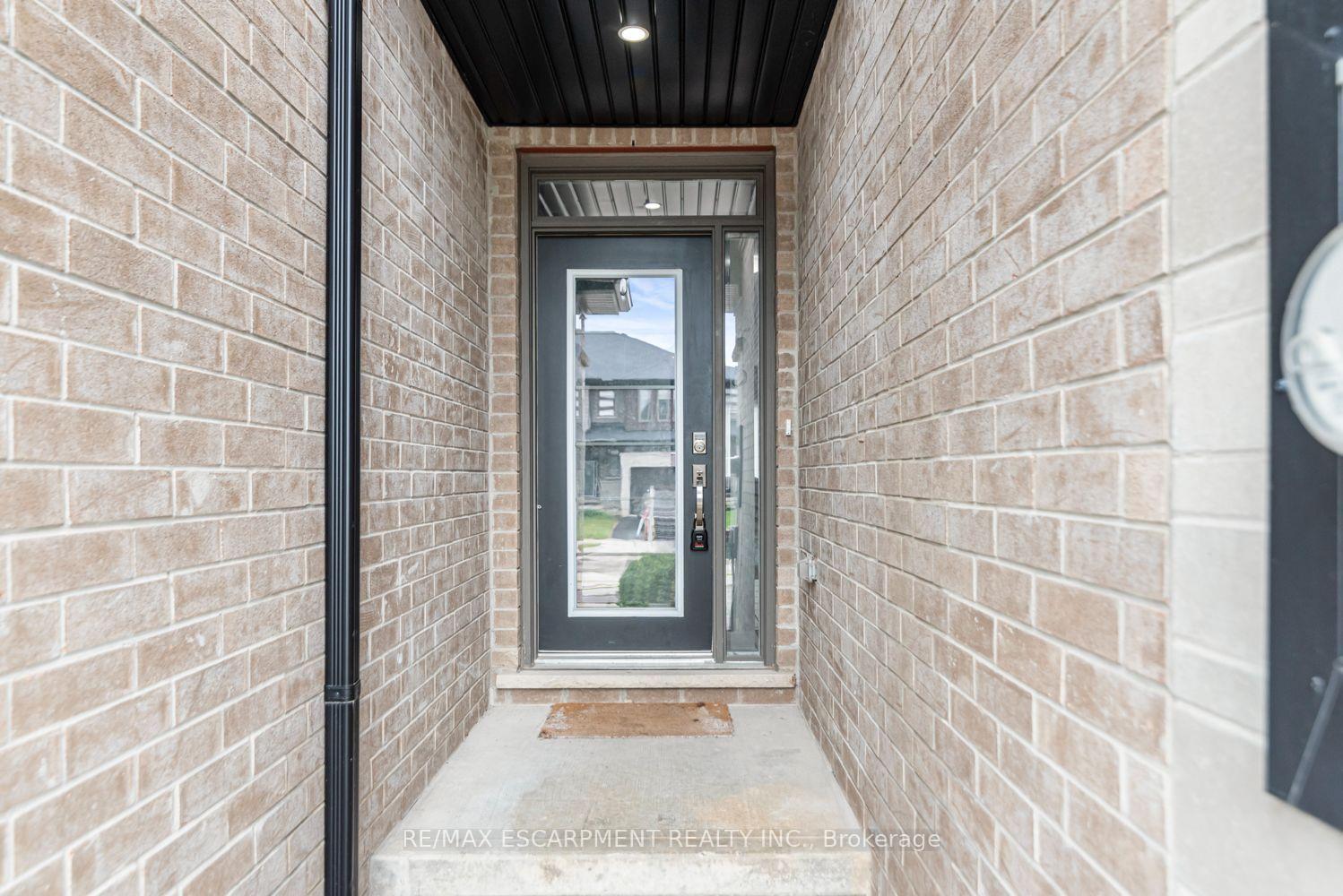 Photo 3 of 55 Greenwich Avenue, Hamilton, Stoney Creek Mountain — HOMEH
