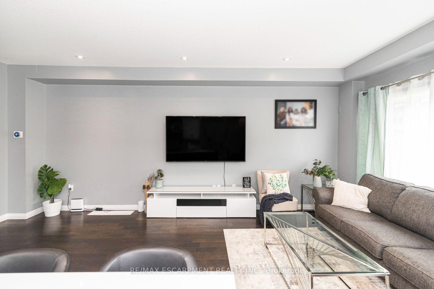 Photo 8 of 55 Greenwich Avenue, Hamilton, Stoney Creek Mountain — HOMEH