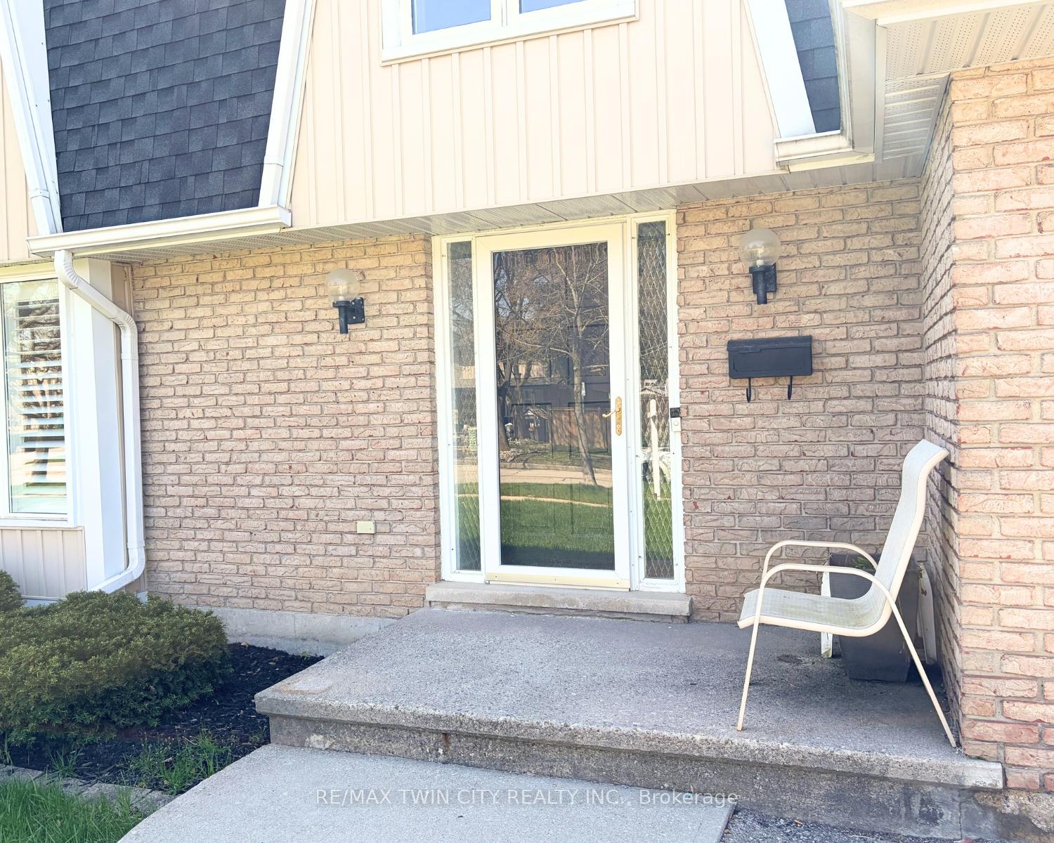 Photo 2 of 111 Manor Drive, Kitchener, Centreville Chicopee — HOMEH