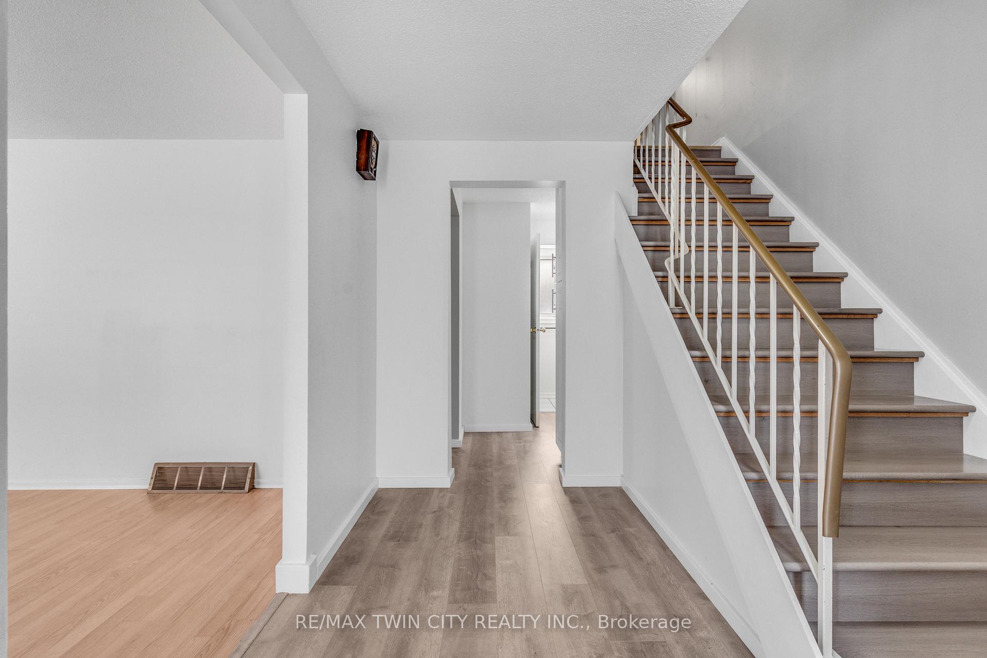 Photo 5 of 111 Manor Drive, Kitchener, Centreville Chicopee — HOMEH