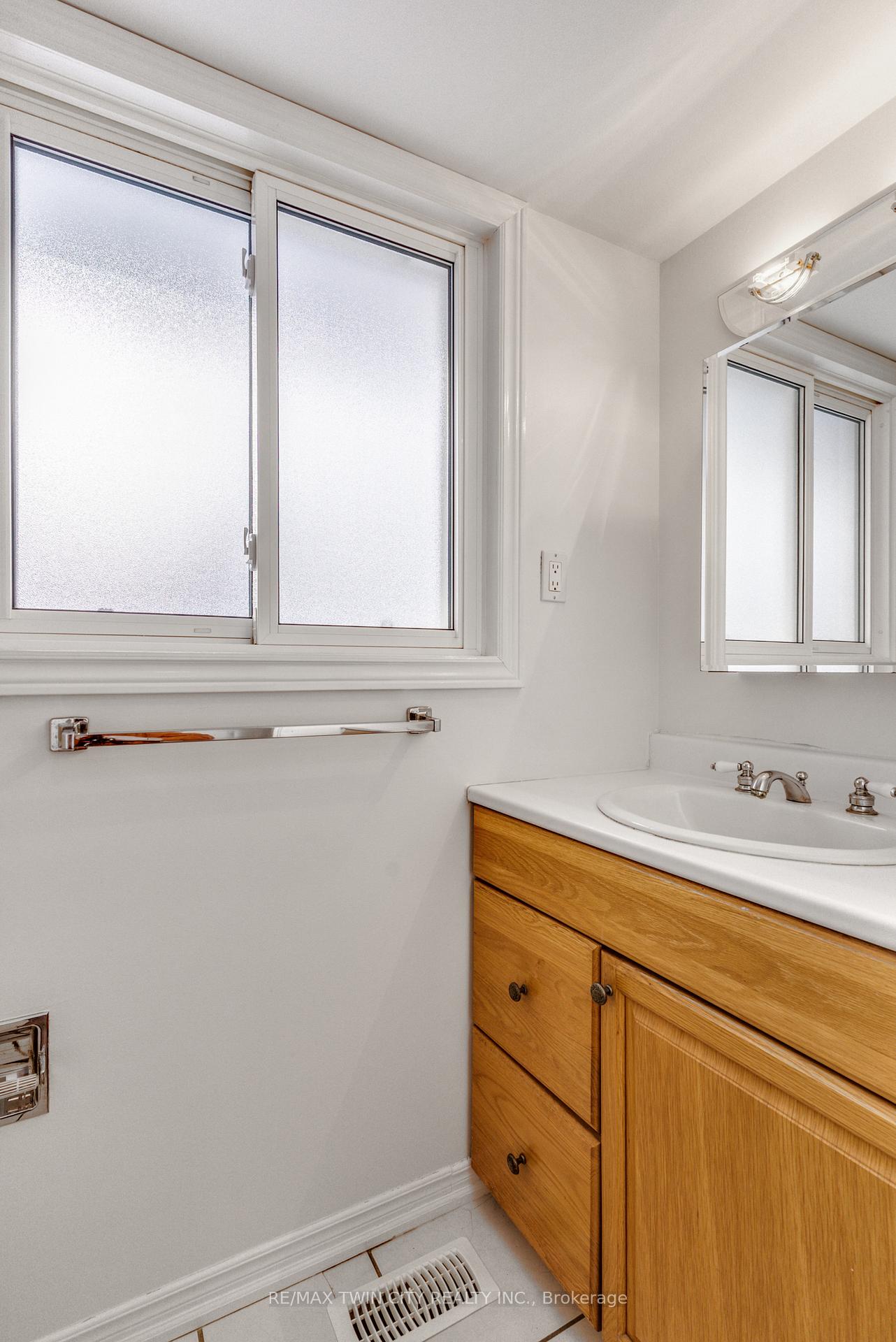 Photo 19 of 111 Manor Drive, Kitchener, Centreville Chicopee — HOMEH