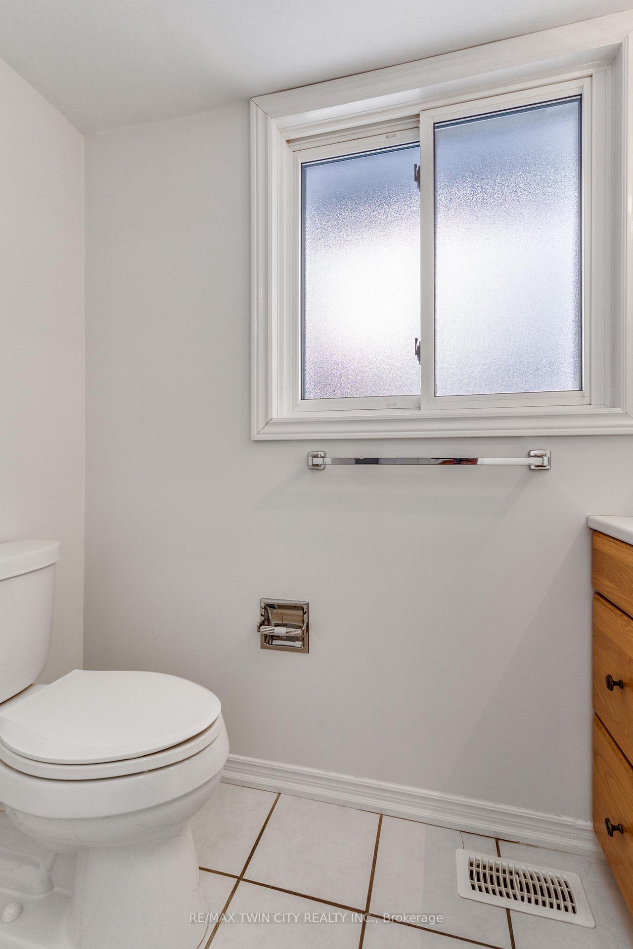 Photo 20 of 111 Manor Drive, Kitchener, Centreville Chicopee — HOMEH