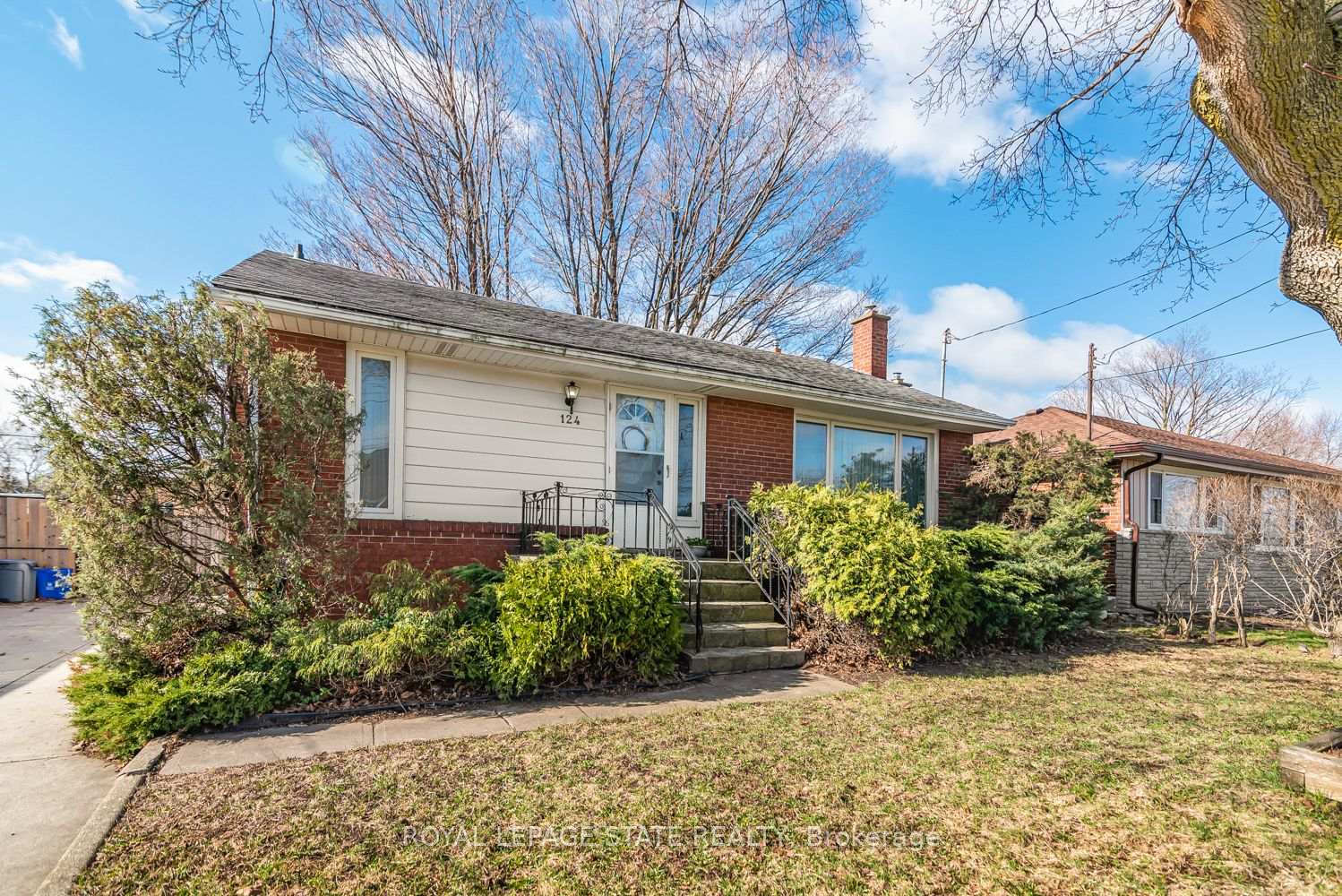Photo 2 of 124 Broker Drive, Hamilton, Huntington — HOMEH