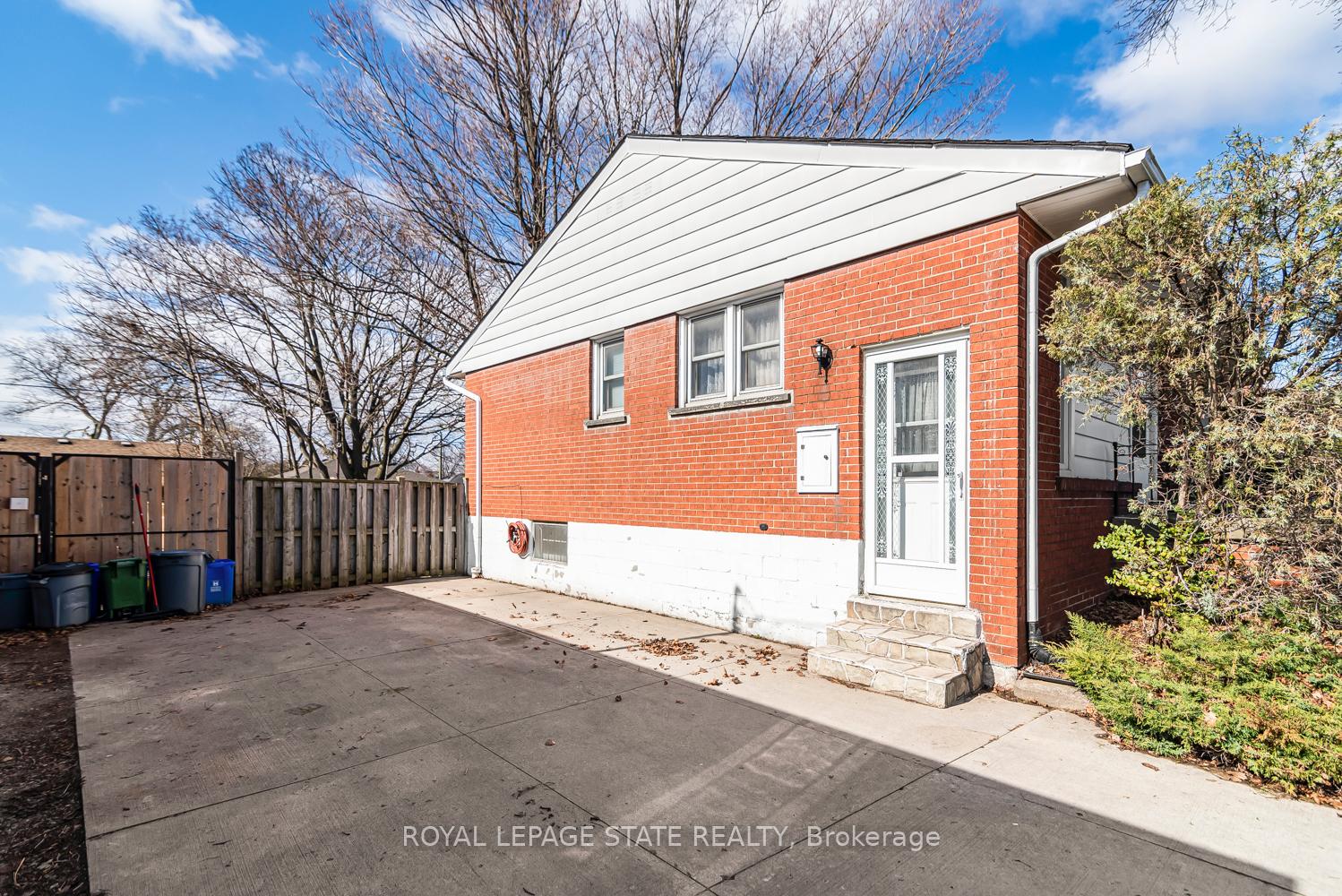 Photo 3 of 124 Broker Drive, Hamilton, Huntington — HOMEH