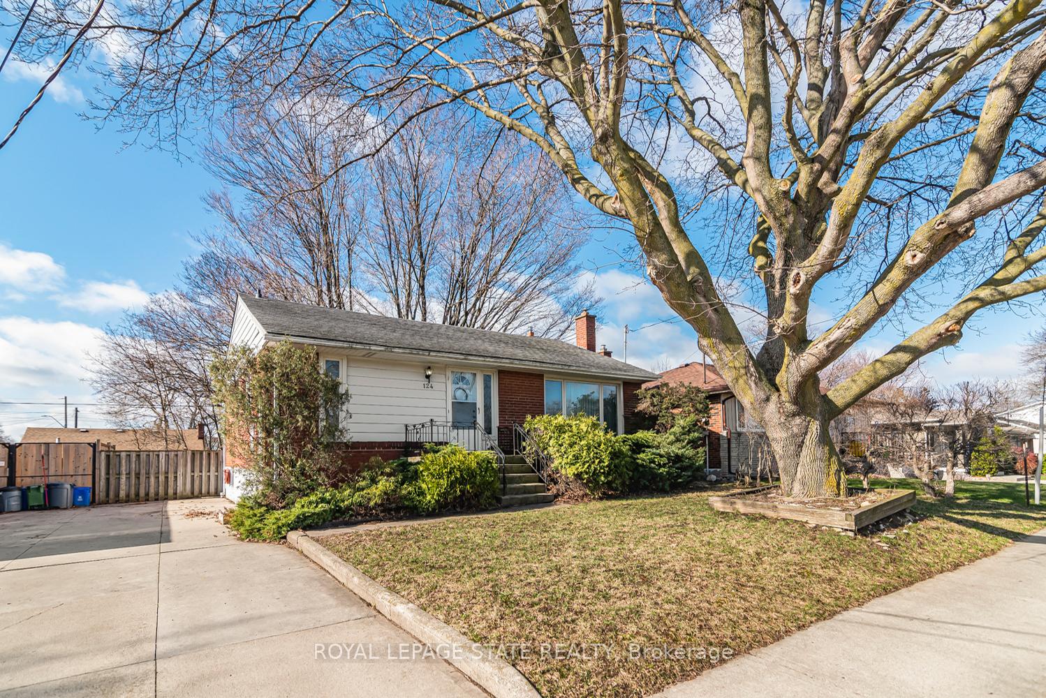 Photo 4 of 124 Broker Drive, Hamilton, Huntington — HOMEH