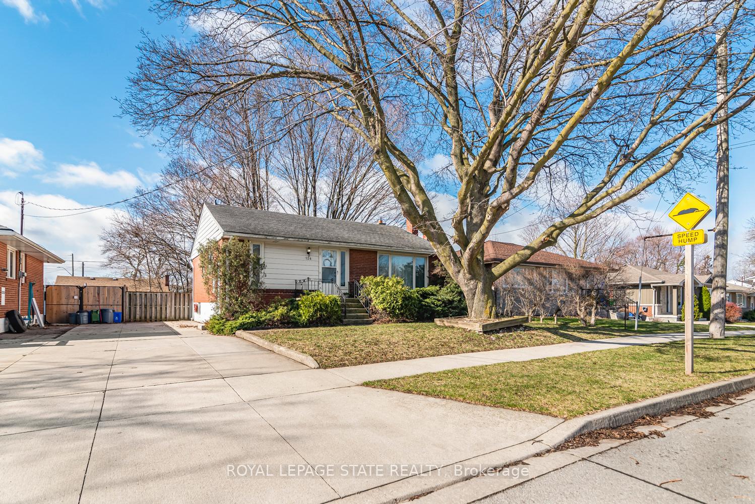 Photo 5 of 124 Broker Drive, Hamilton, Huntington — HOMEH