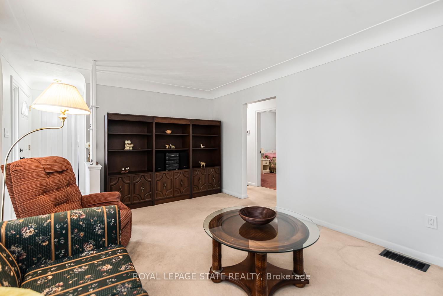 Photo 7 of 124 Broker Drive, Hamilton, Huntington — HOMEH