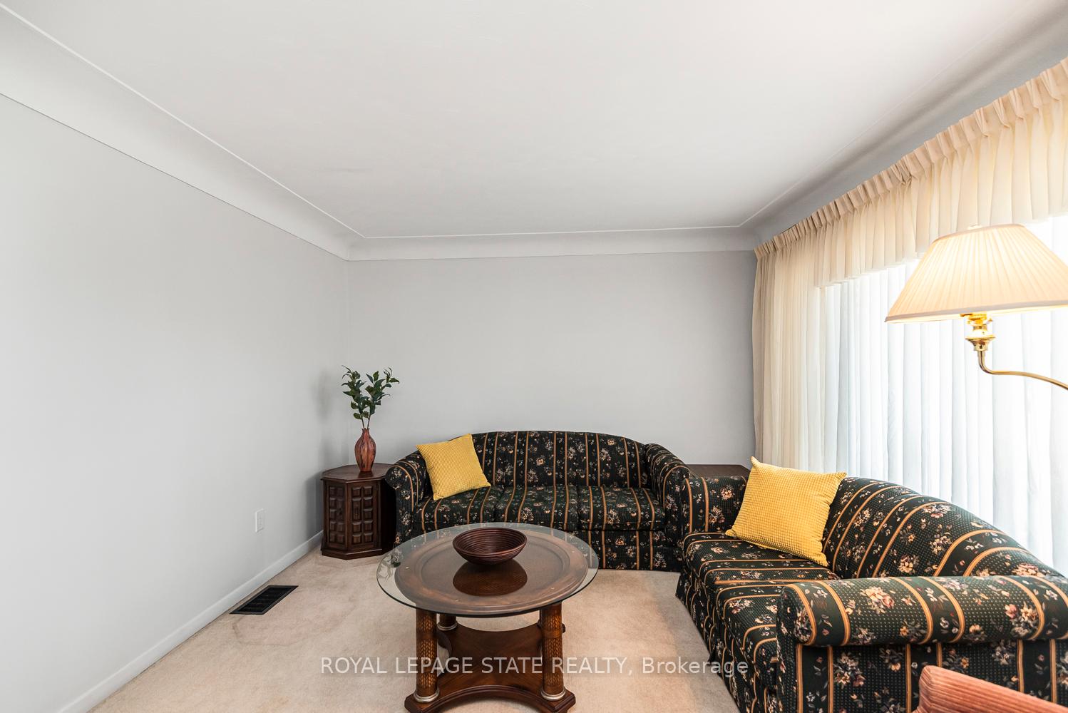 Photo 10 of 124 Broker Drive, Hamilton, Huntington — HOMEH