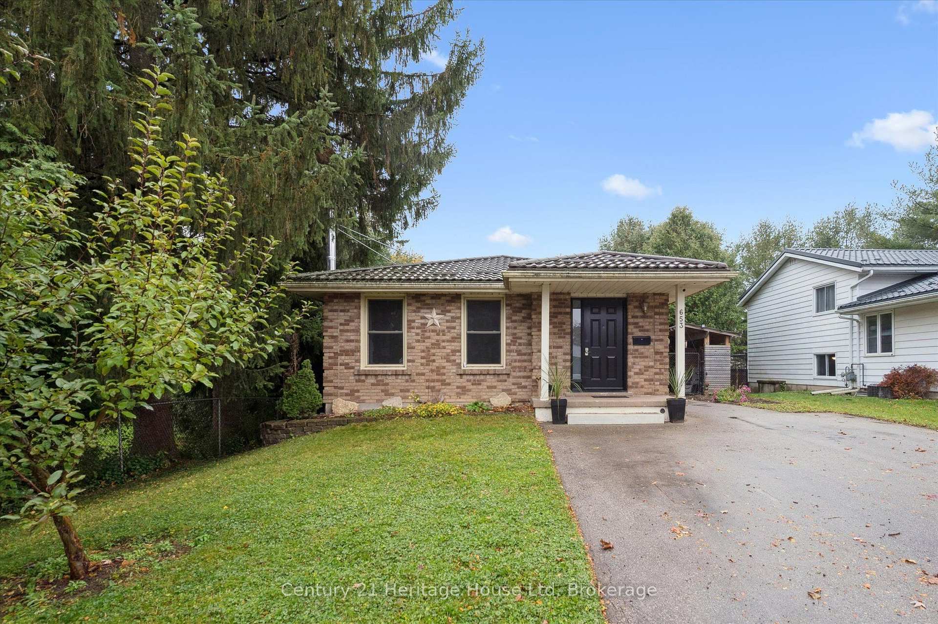 Photo 2 of 653 Perry Street, Centre Wellington, Fergus — HOMEH