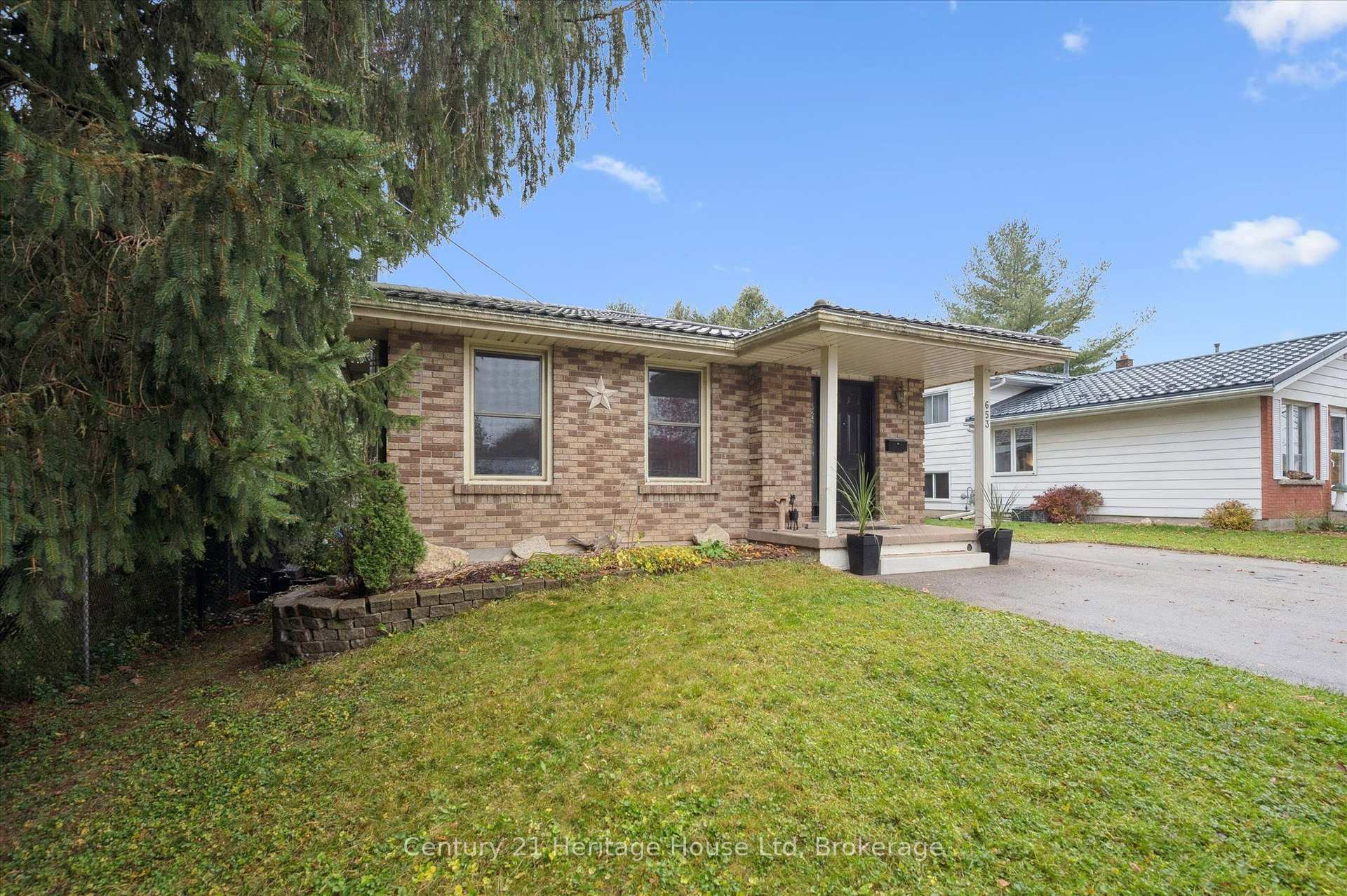 Photo 4 of 653 Perry Street, Centre Wellington, Fergus — HOMEH