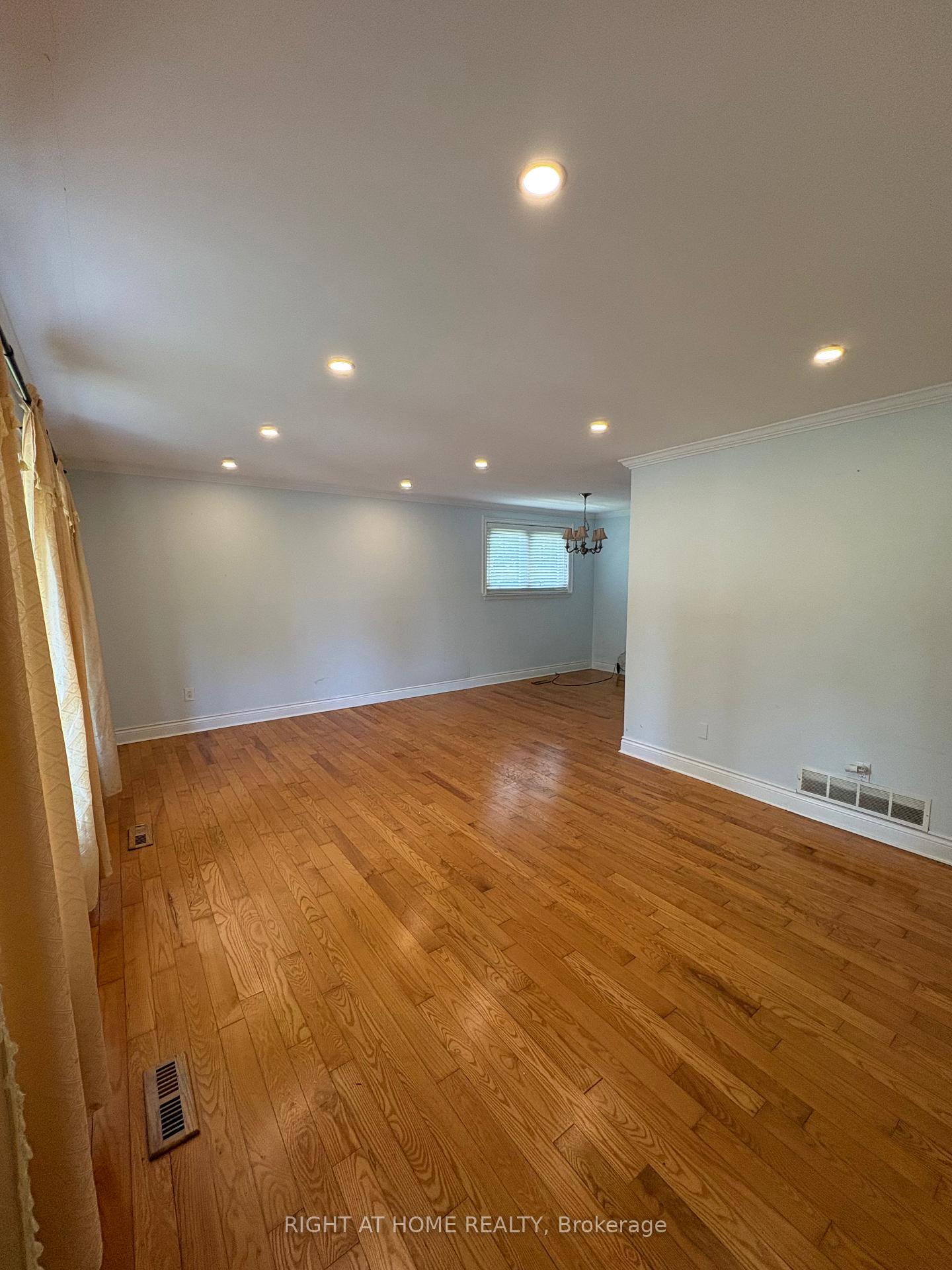 Photo 3 of Unit Upper Level, 58 Devins Drive, Aurora, Aurora Heights — HOMEH