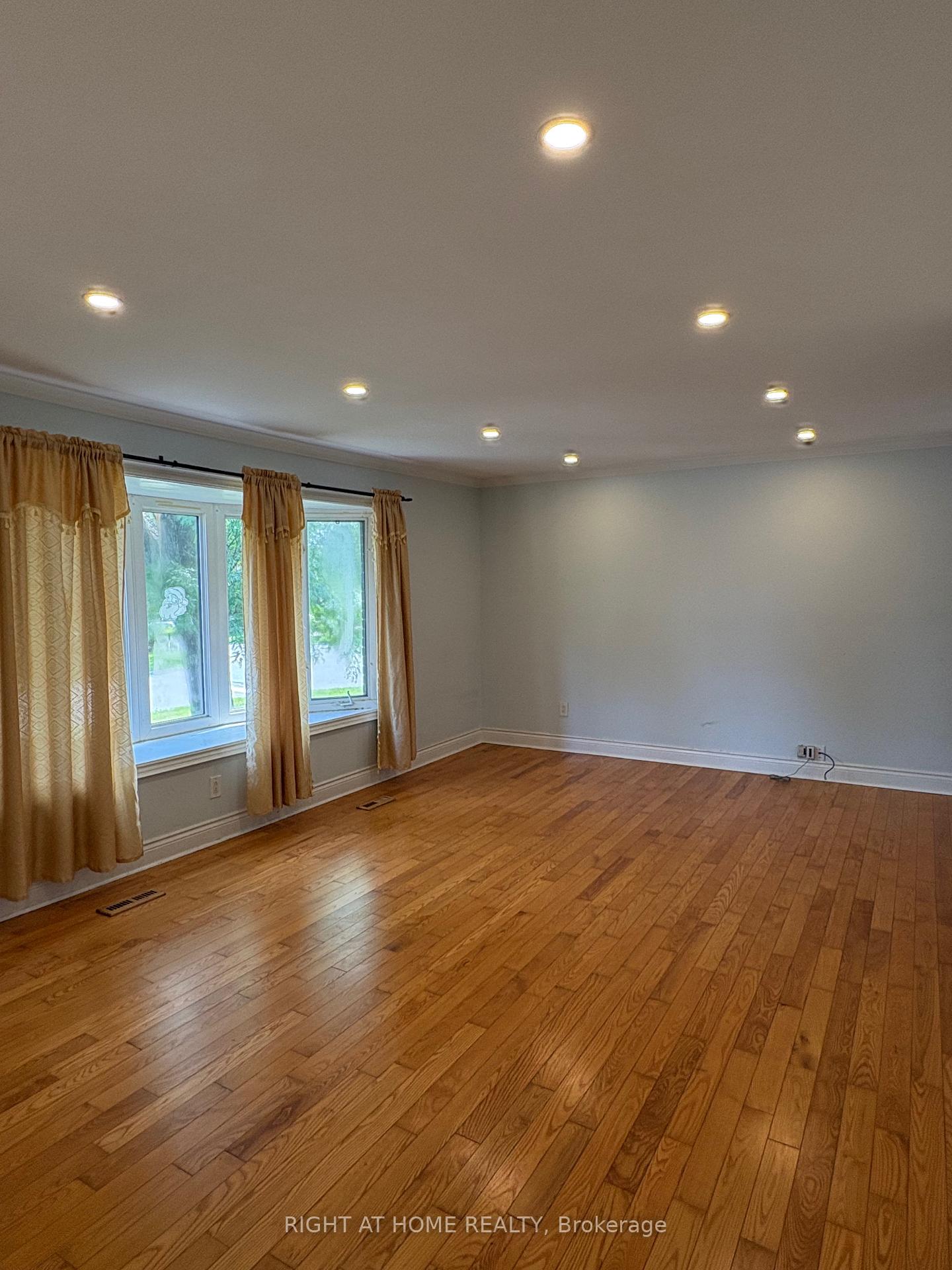 Photo 5 of Unit Upper Level, 58 Devins Drive, Aurora, Aurora Heights — HOMEH