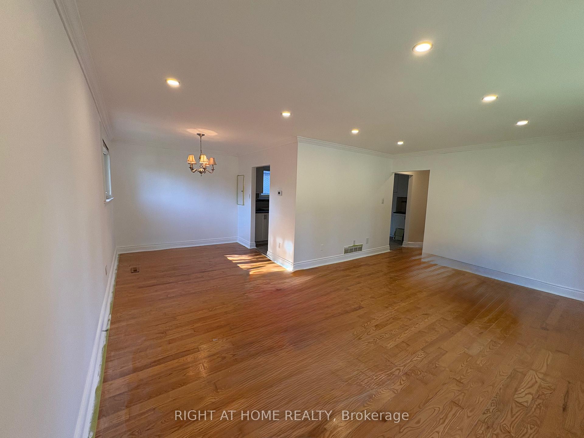Photo 7 of Unit Upper Level, 58 Devins Drive, Aurora, Aurora Heights — HOMEH