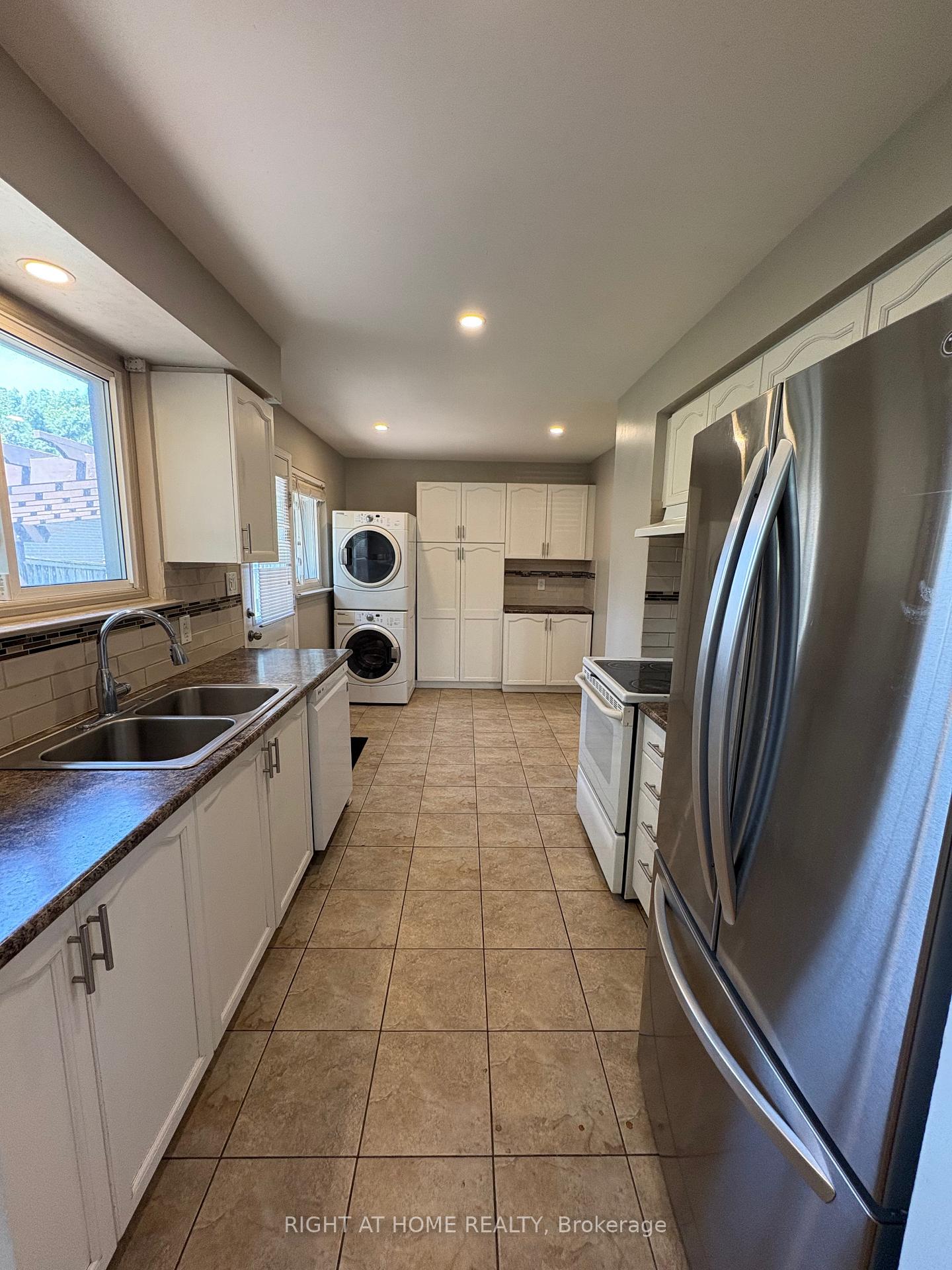 Photo 9 of Unit Upper Level, 58 Devins Drive, Aurora, Aurora Heights — HOMEH