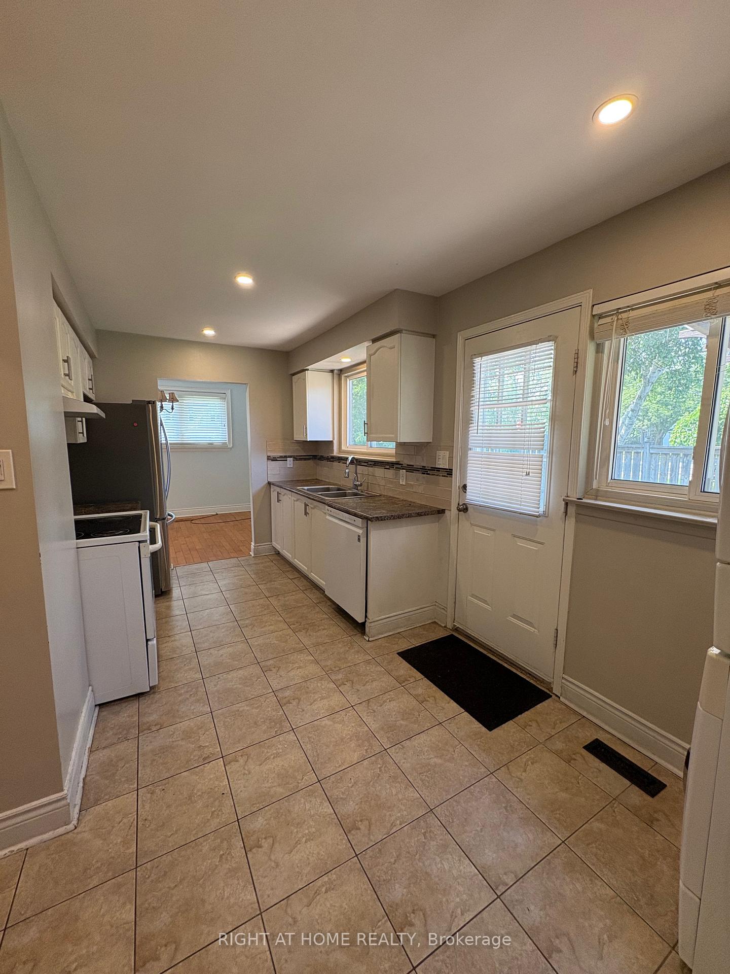 Photo 10 of Unit Upper Level, 58 Devins Drive, Aurora, Aurora Heights — HOMEH