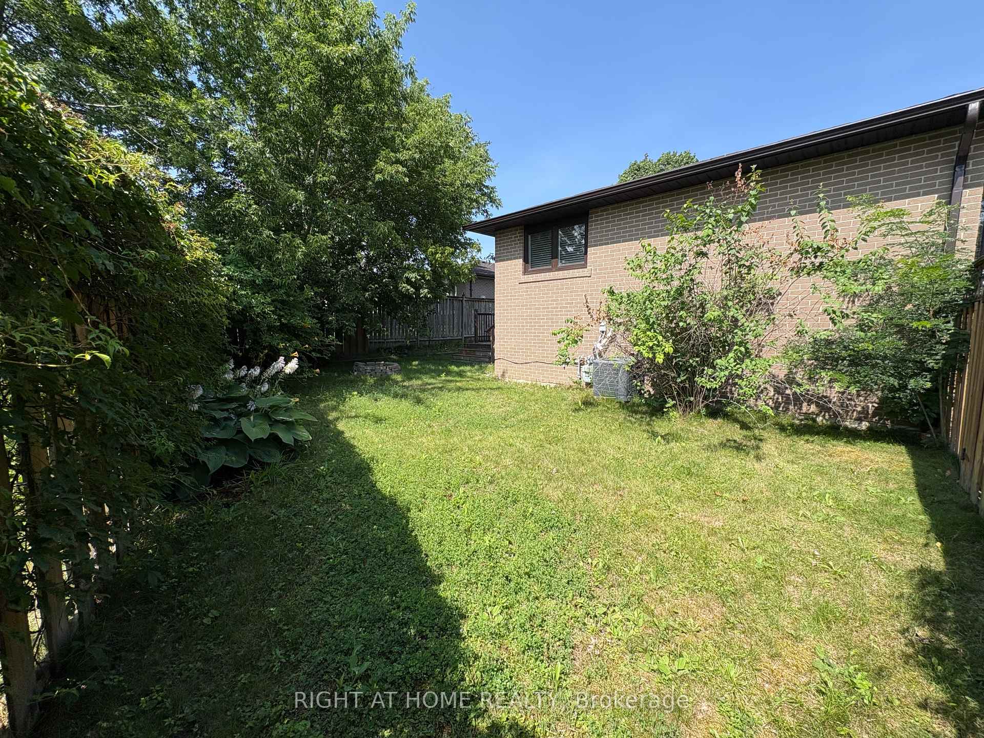 Photo 23 of Unit Upper Level, 58 Devins Drive, Aurora, Aurora Heights — HOMEH