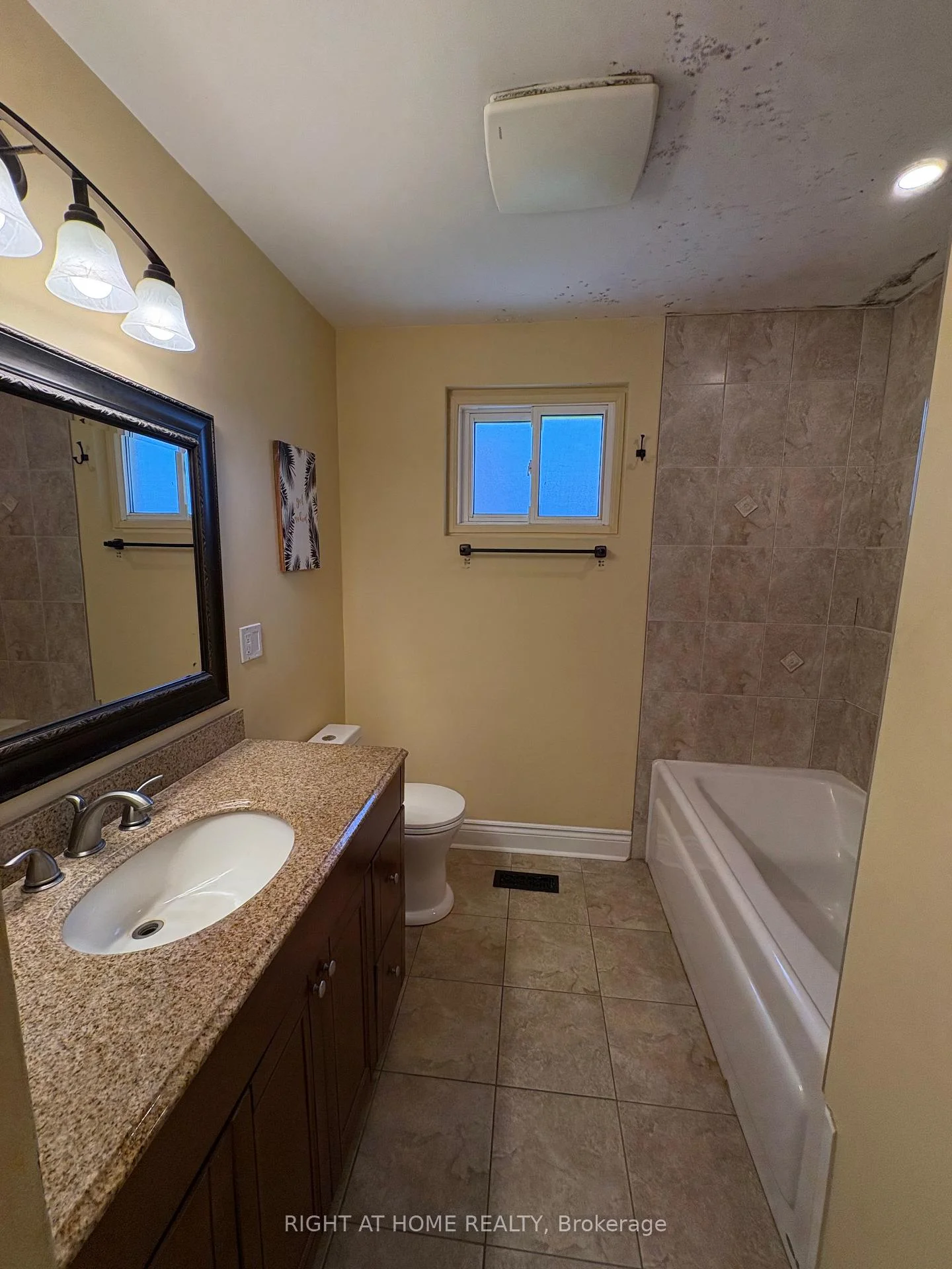 Photo 8 of Unit Upper Level, 58 Devins Drive, Aurora, Aurora Heights — HOMEH