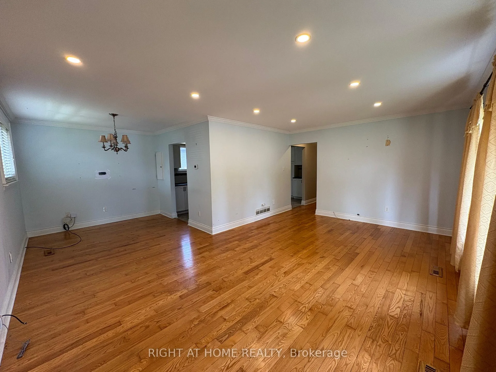 Photo 12 of Unit Upper Level, 58 Devins Drive, Aurora, Aurora Heights — HOMEH