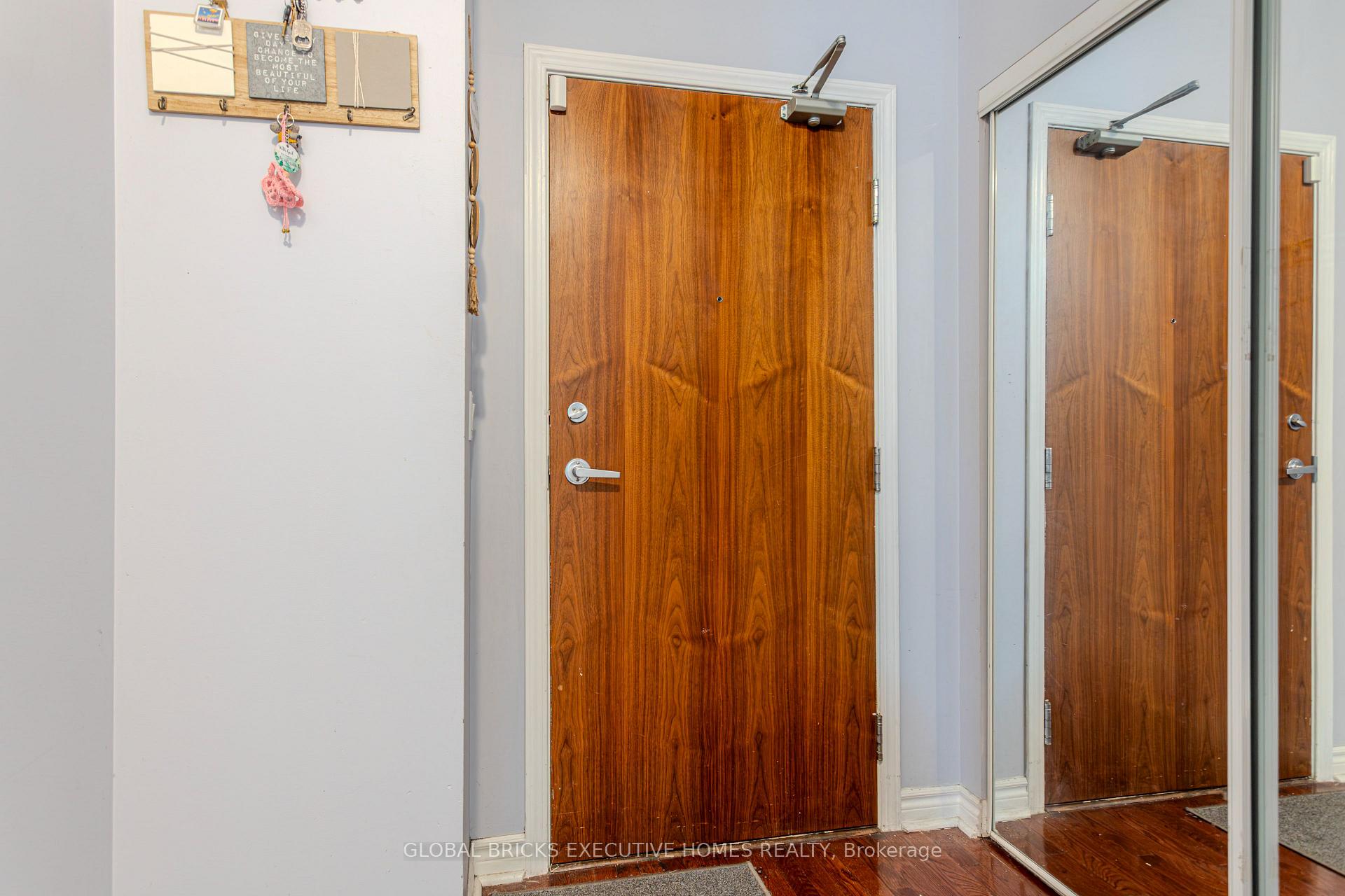 Photo 3 of 33 Elm Drive W, Mississauga, Mississauga Valleys — HOMEH