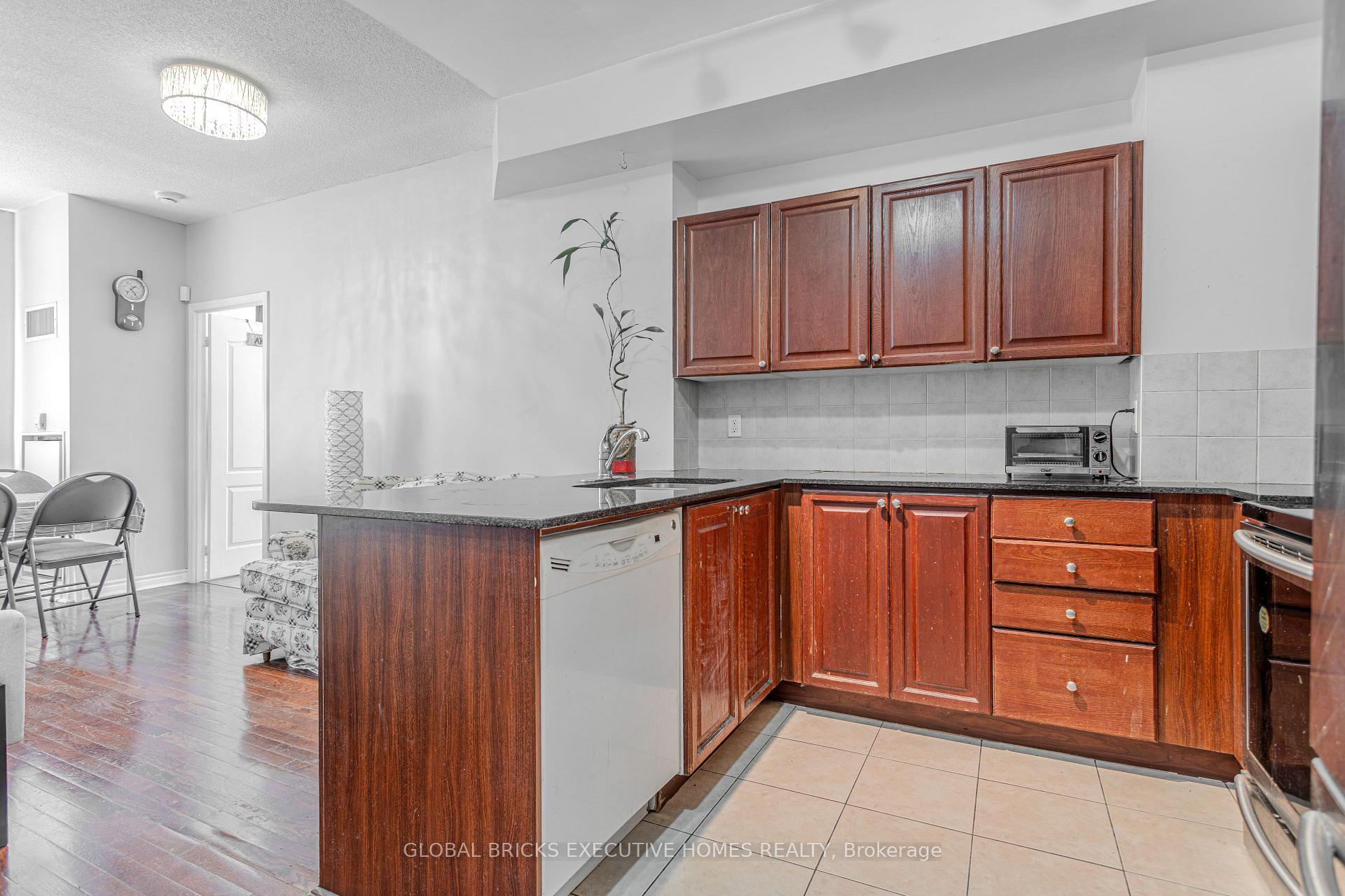 Photo 4 of 33 Elm Drive W, Mississauga, Mississauga Valleys — HOMEH